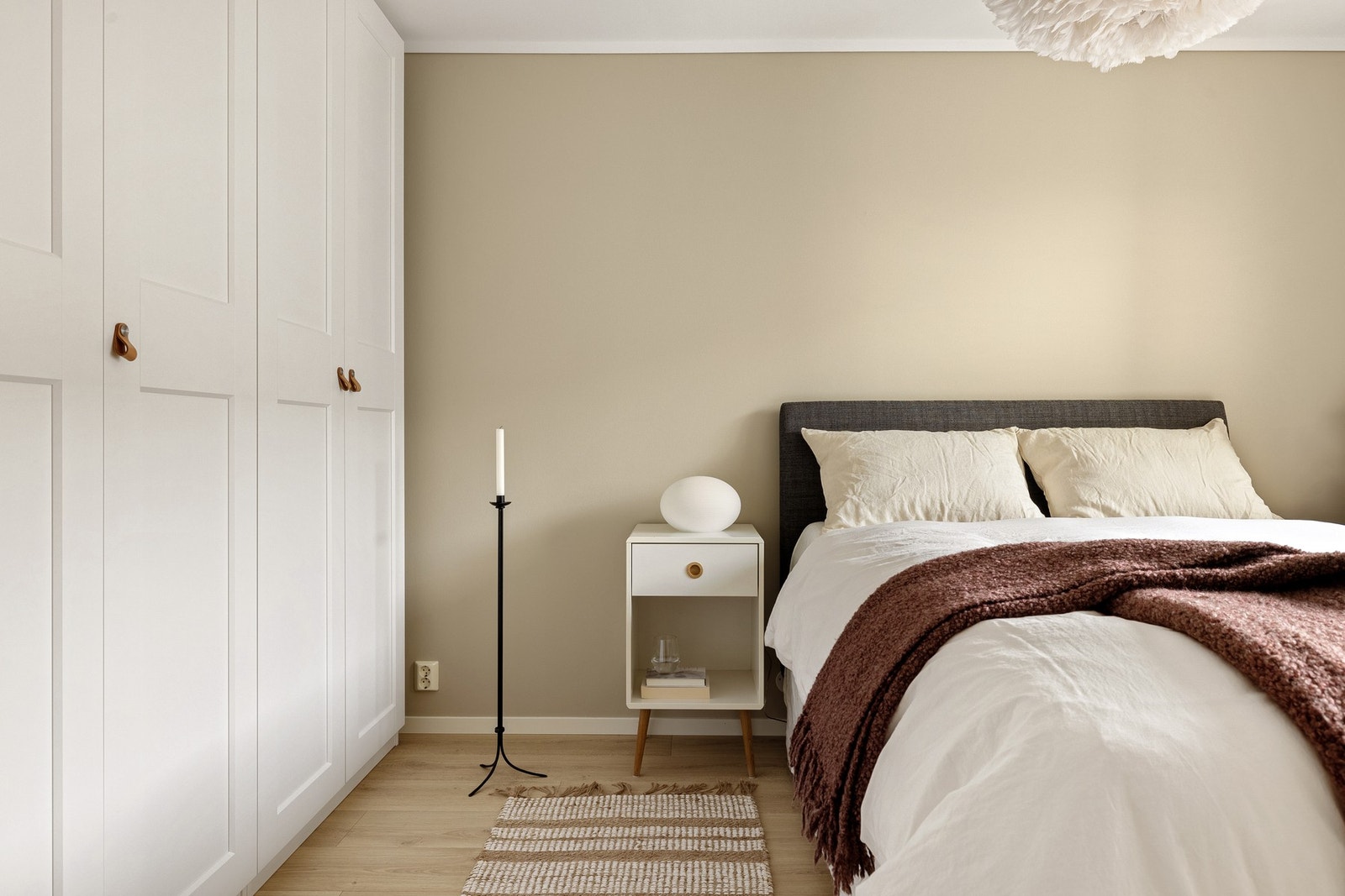 Soverommet er malt i en tidsriktig fargetone mars 2025. Galleribilde