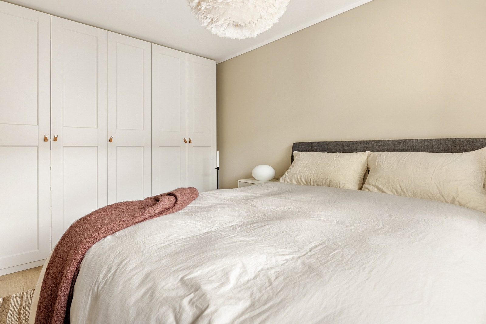 Soverommet er innredet med en stor garderobeløsning hvor man har rikelig med plass til hele garderoben. Galleribilde