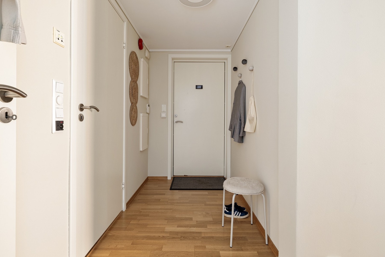 Entréen måles til 7,5 kvm og har god plass til oppheng for yttertøy. Galleribilde