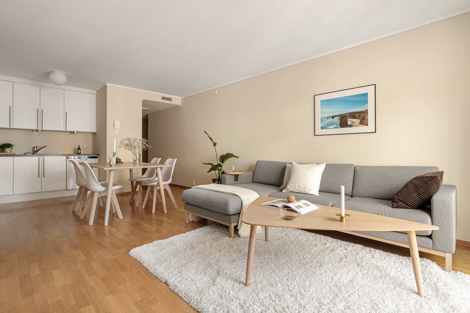 Her er det god plass til både en spisestue og en større sofagruppe. Galleribilde