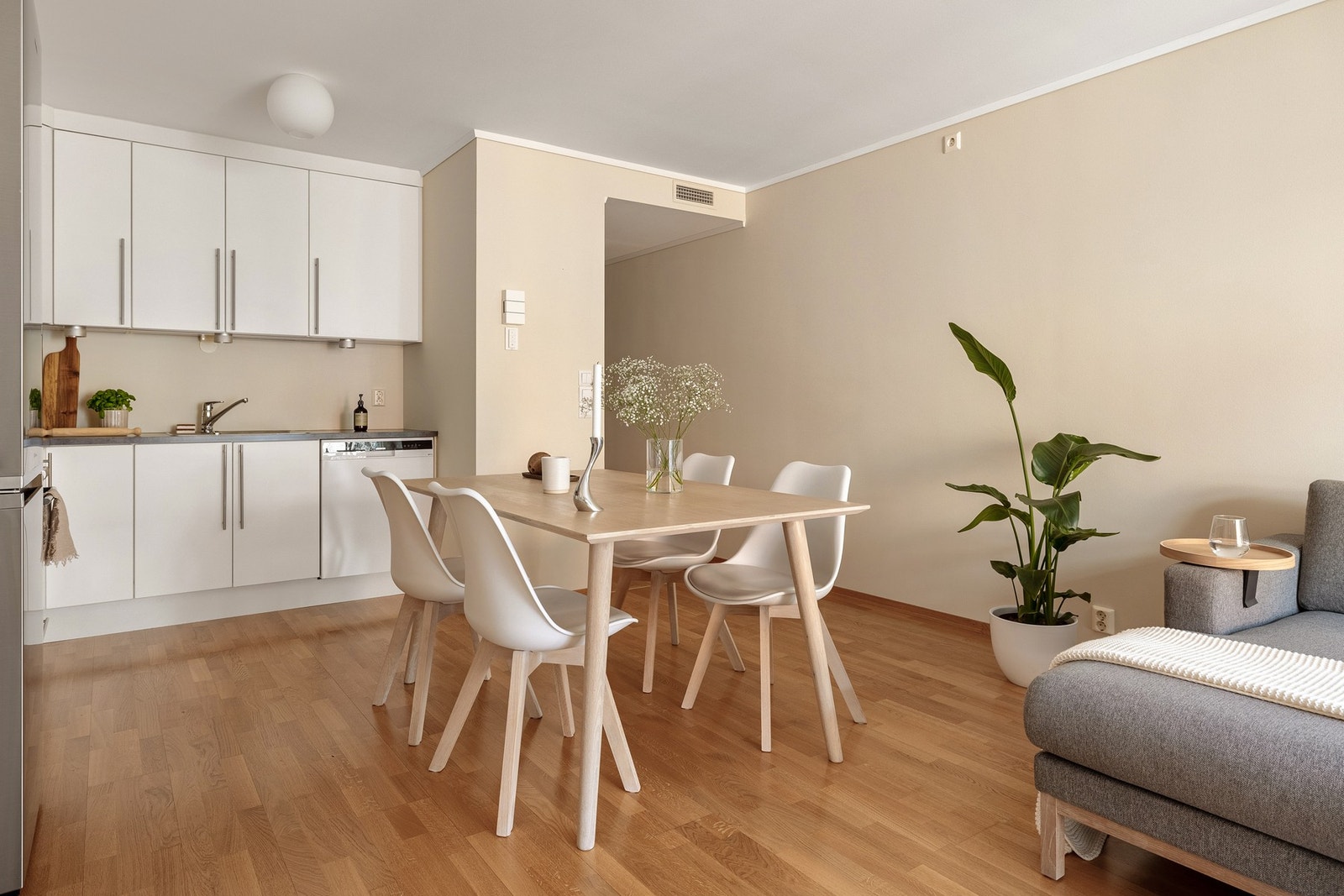 Leiligheten er malt i en tidsriktig fargetone. Galleribilde