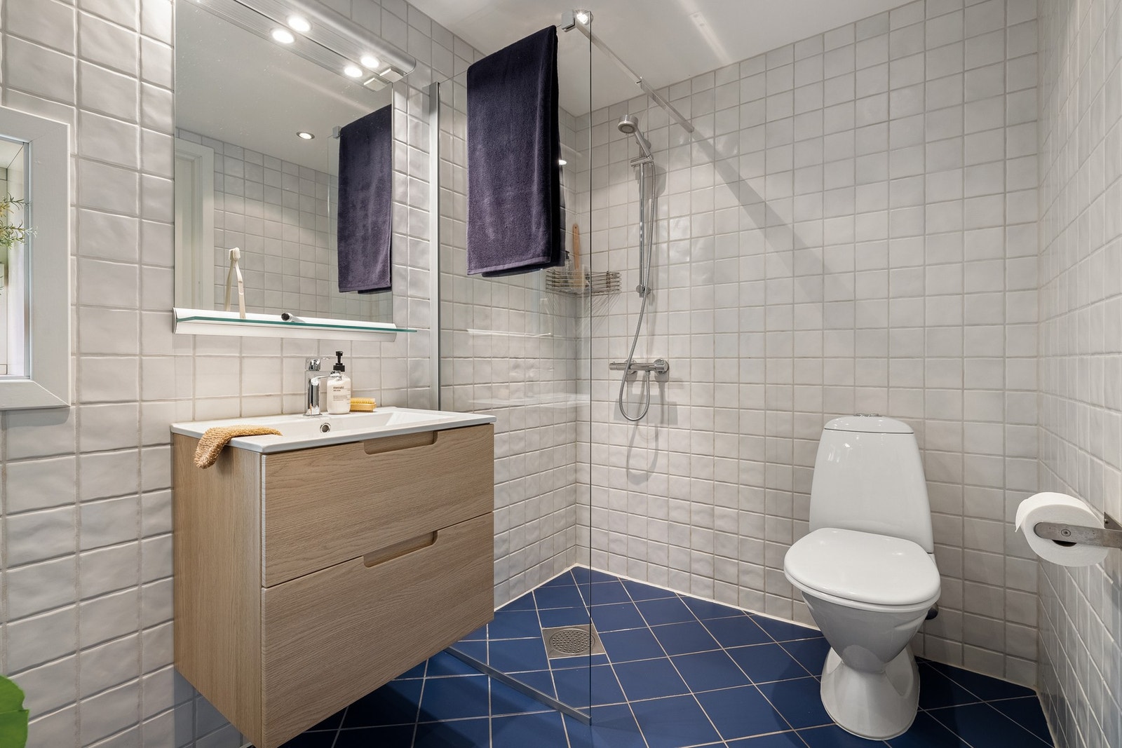 Helfliset bad med varmekabler i gulv. Badet måles til 5,5 kvm. Galleribilde