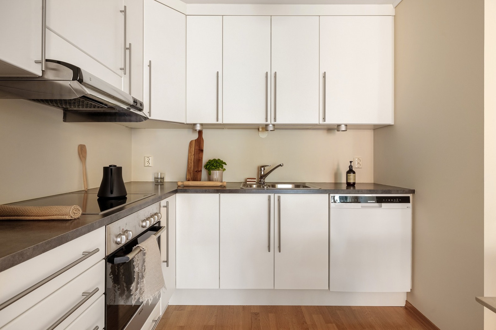 Kjøkkenet har rikelig med oppbevaring i både skuffer og skap. Galleribilde