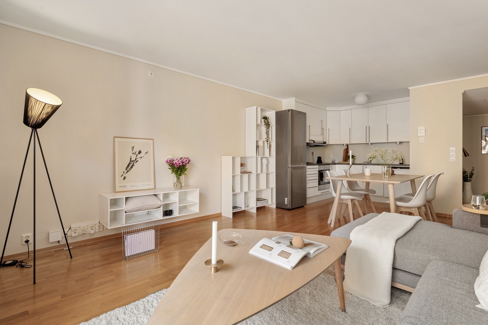 Kjernen i leiligheten består av en stue med åpen kjøkkenløsning. Rommet måles til 26,3 kvm. Galleribilde