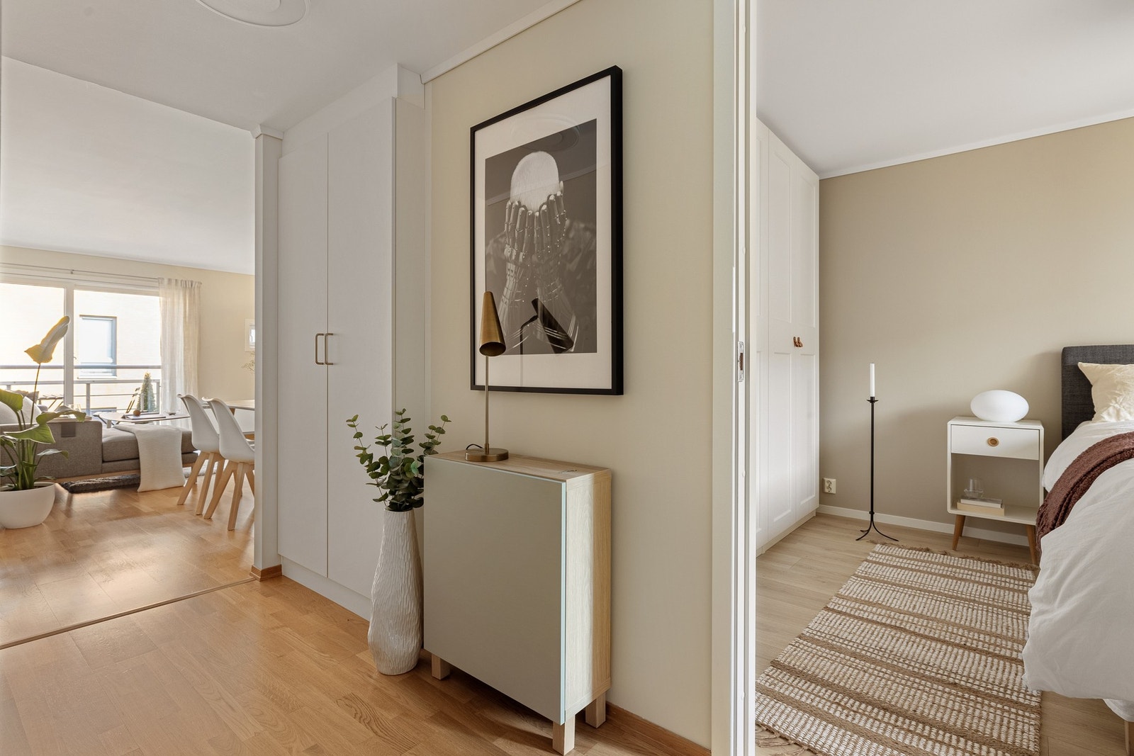 I gangen før stuen er det adkomst til leilighetens soverom. Galleribilde