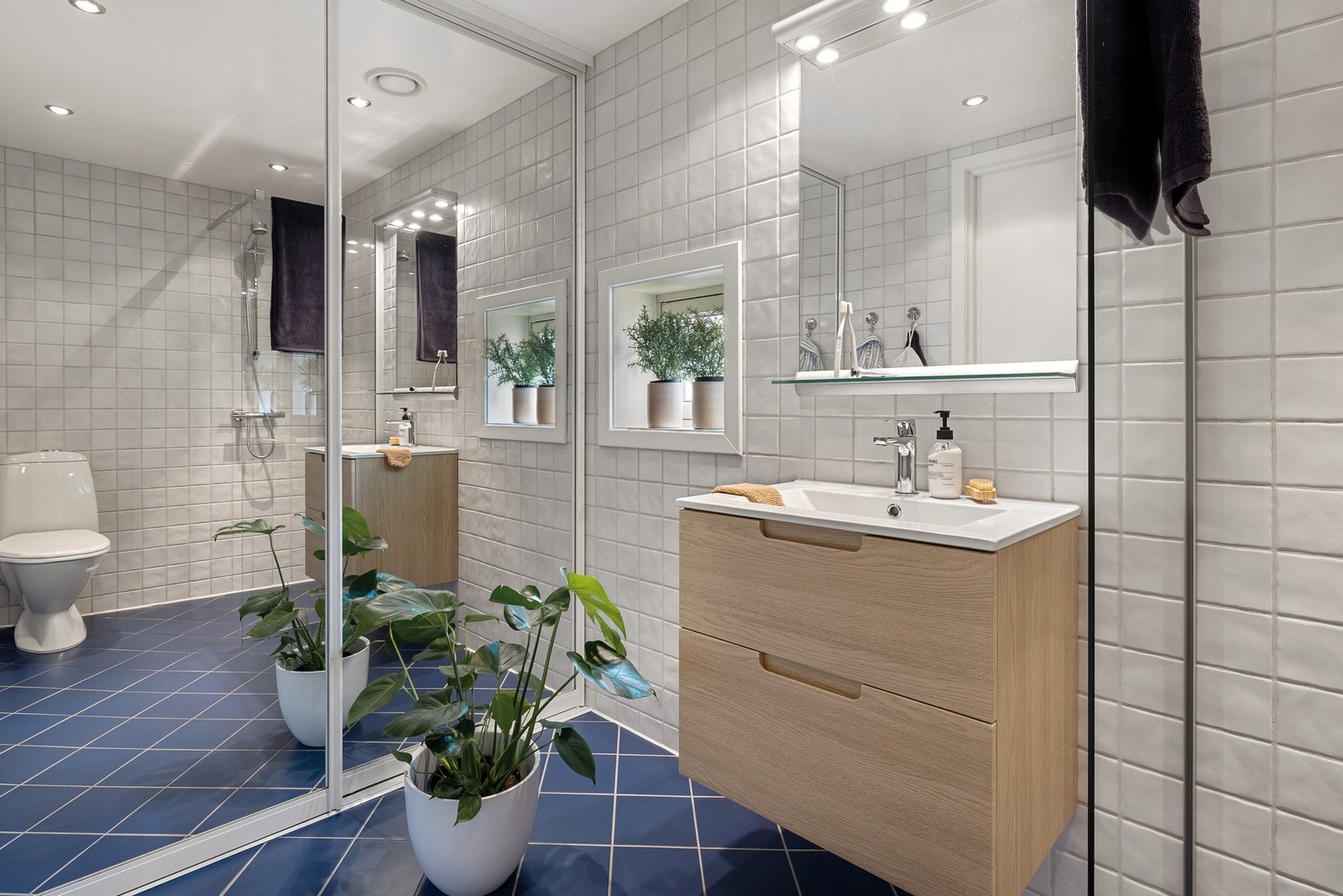 Smart skyvedørsnisje med opplegg for vaskemaskin, varmtvannstank, fordelerskap og ventilasjonsanlegg. Galleribilde