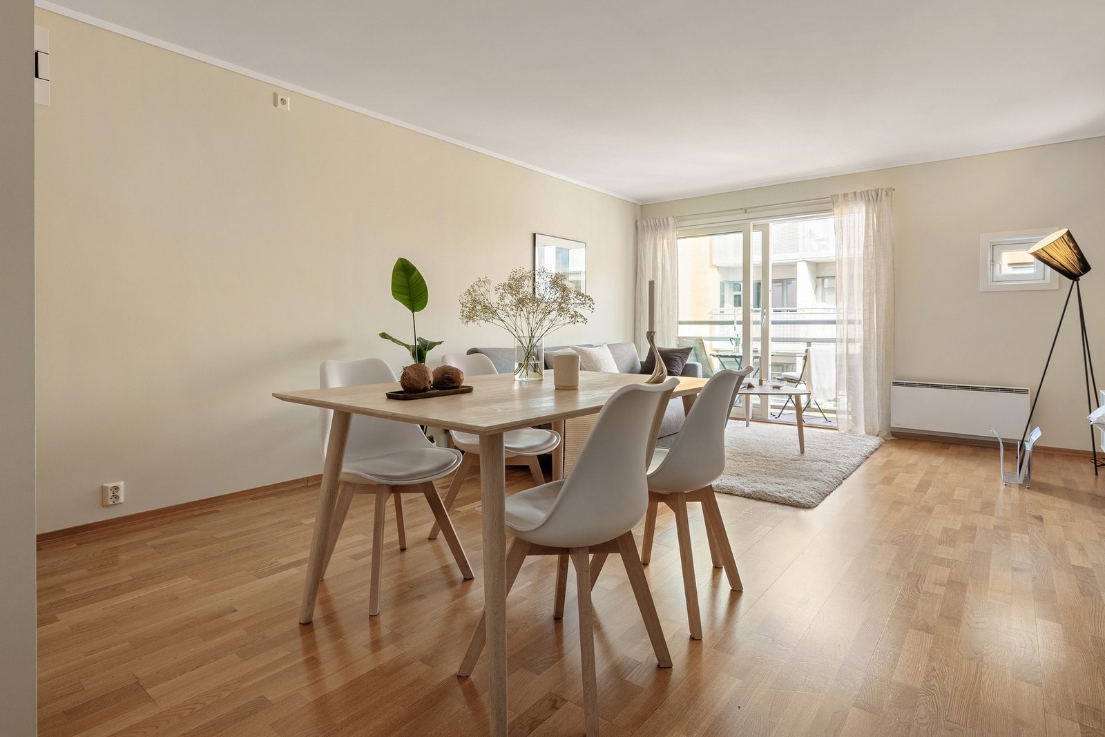 Fra stuen er det utgang til balkongen. Galleribilde