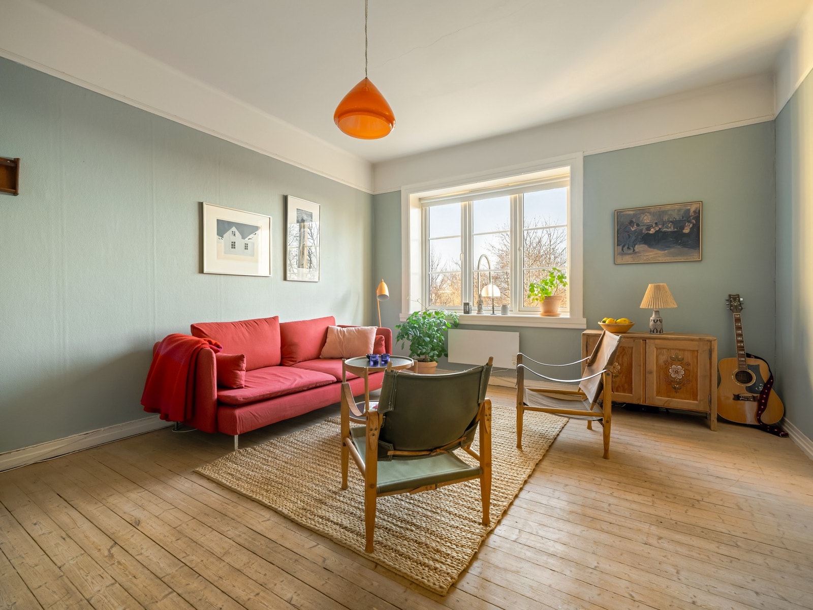 Vi starter i stua, som har store vinduer vendt mot syd. Galleribilde