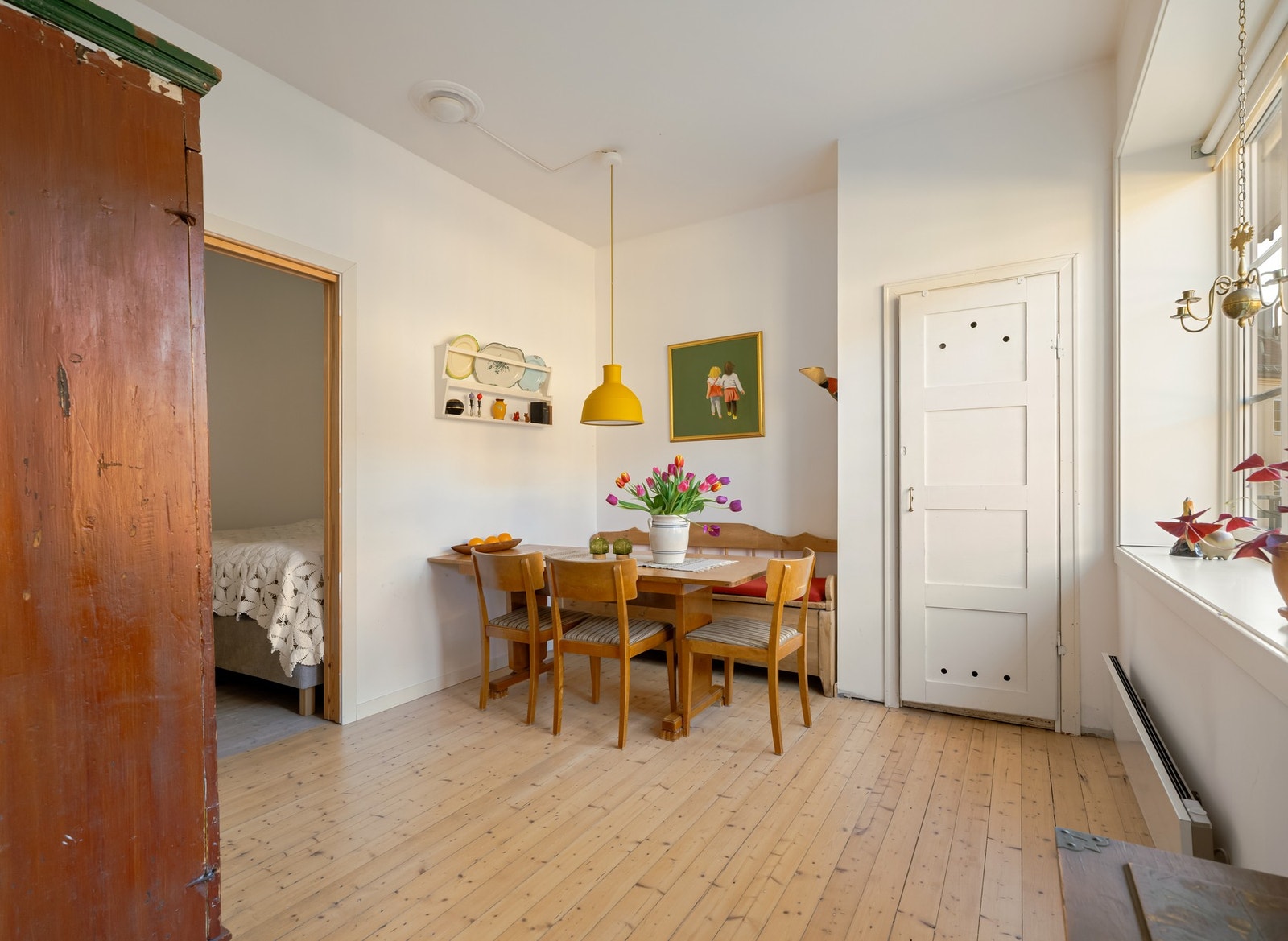 Slik det er satt opp i dag ligger en stor spisestue innenfor kjøkkenet. Galleribilde