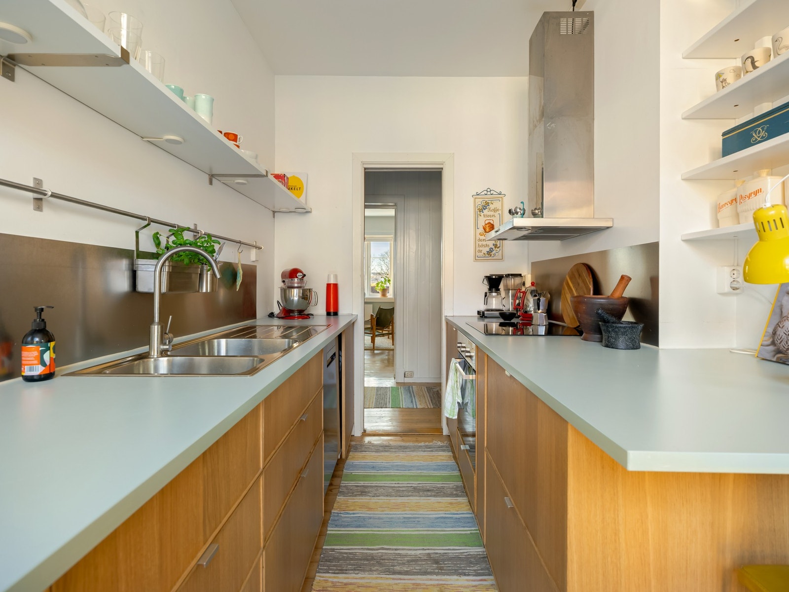 Det er gjennomlys helt fra stua og til kjøkkenet. Galleribilde