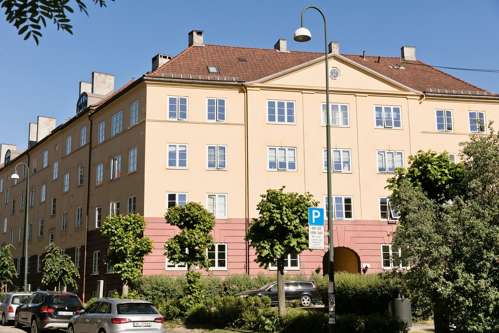 Selve bygget er en ærverdig og flott 20-talls gård som i år i tillegg får helt ny fasade. Galleribilde