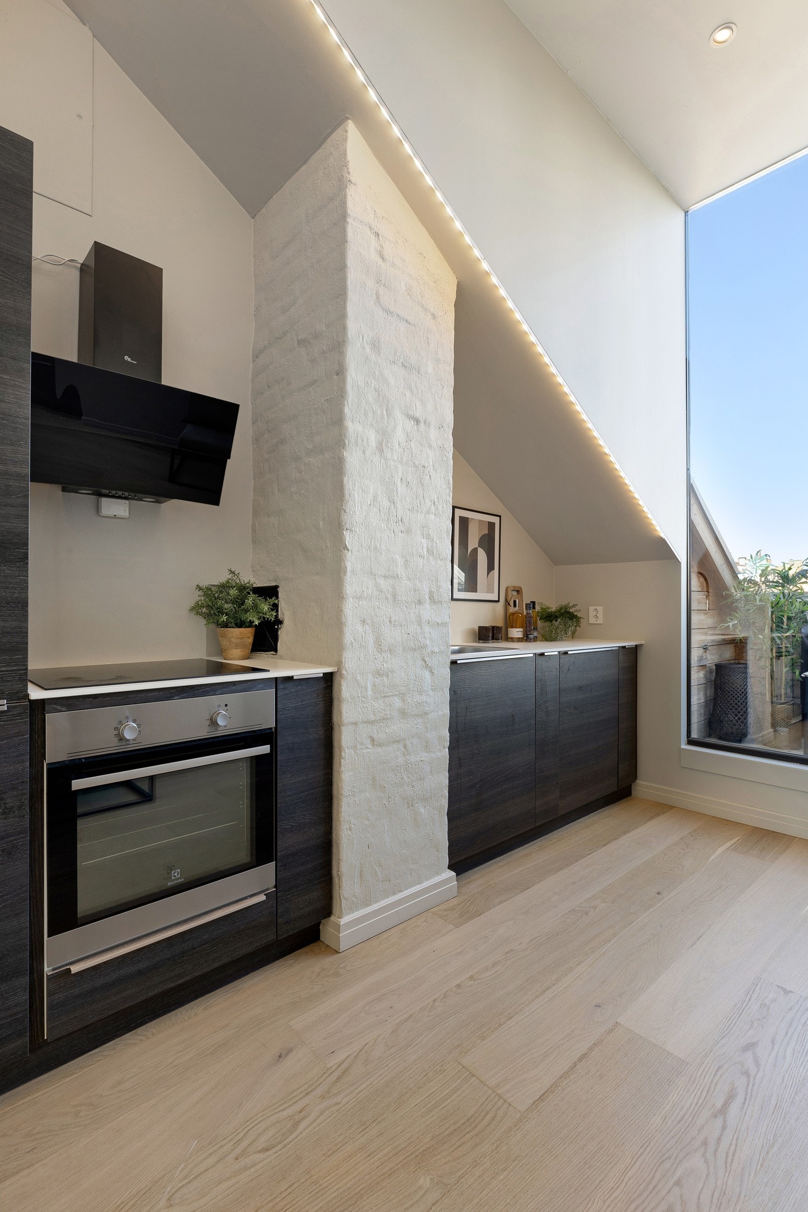 Kjøkkenet er utstyrt med en hardlaminat og slitesterk benkeplate med planlimt vaskekum og nedfelt induksjonstopp Galleribilde