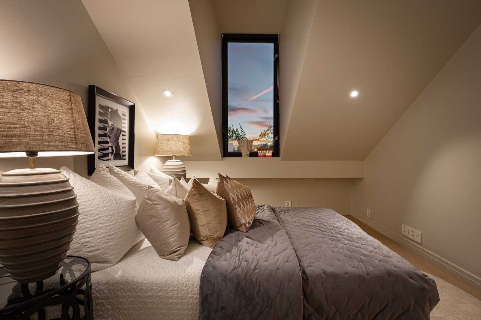 Hovedsoverommet er i en-suite løsning med direkte adkomst til et lekkert bad, samt en romslig og praktisk innredet walk-in garderobe Galleribilde