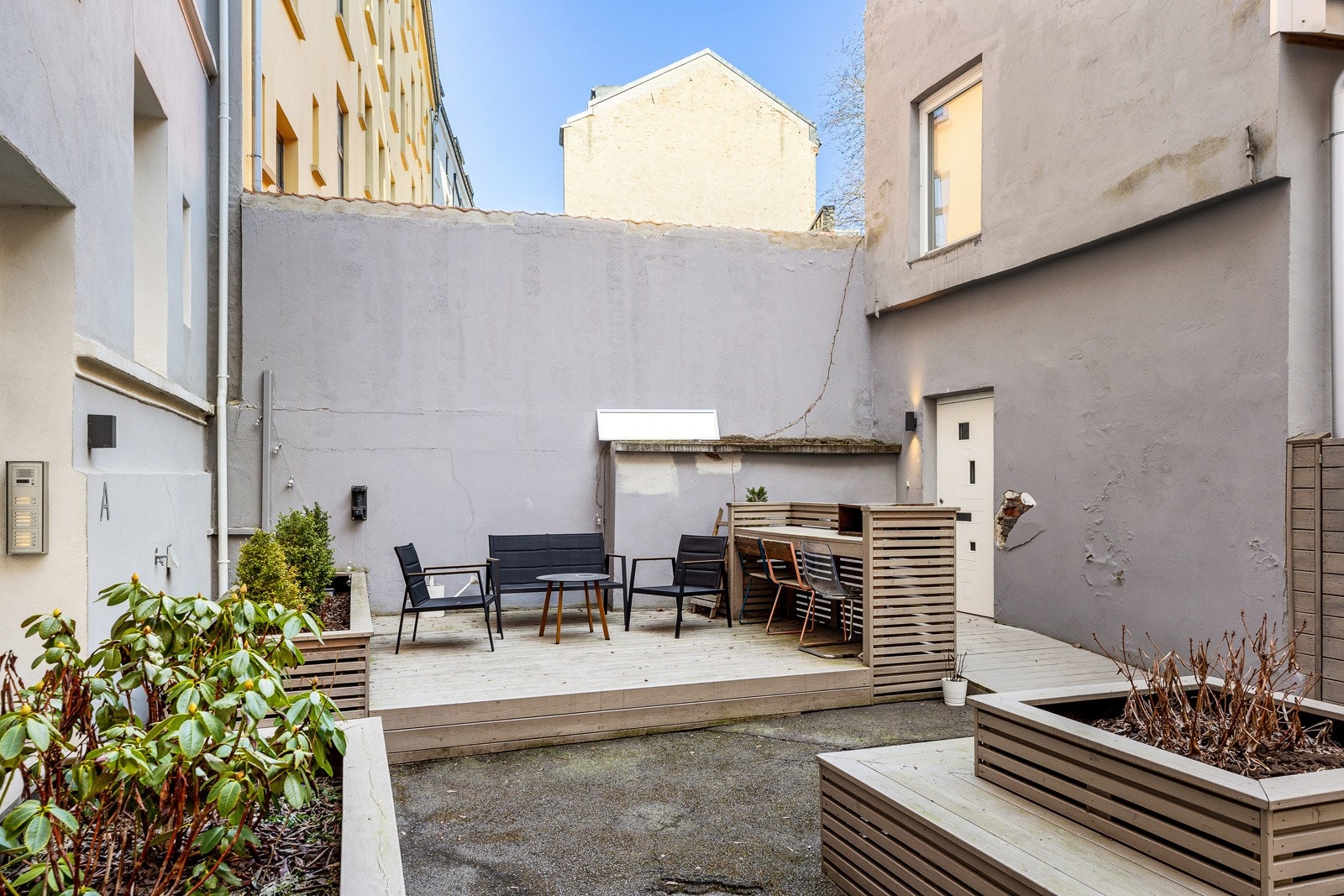 Hyggelig bakgård til bruk av beboere Galleribilde