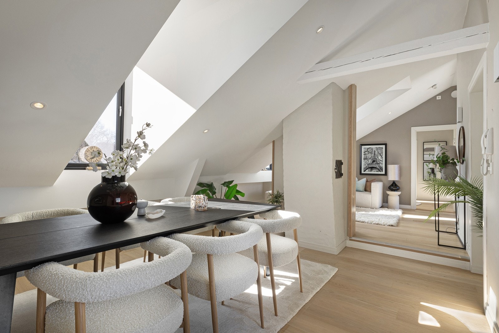 Oppholdsrommet som dekker stue og spisestue ligger i en delvis åpen løsning mot kjøkken Galleribilde