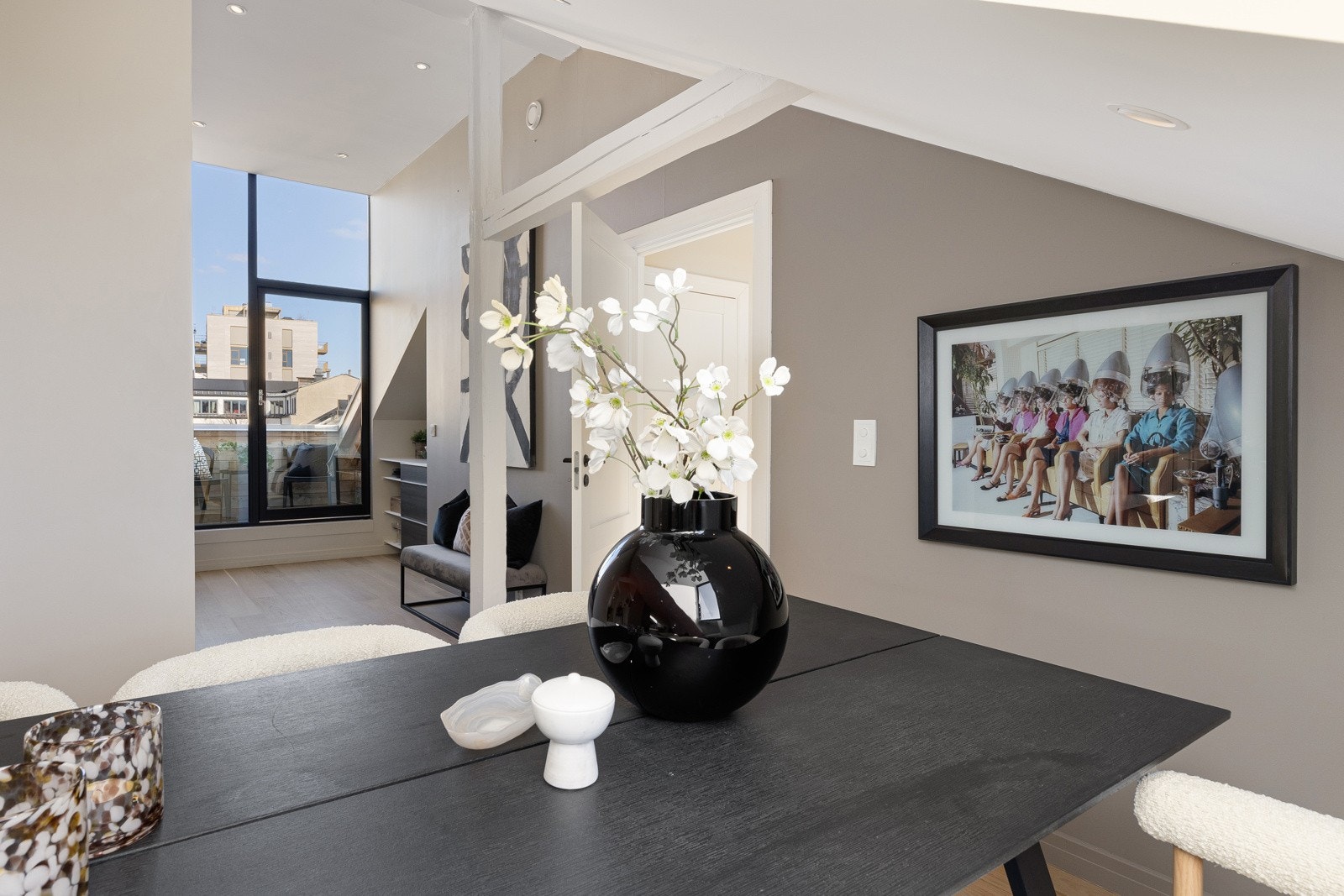 Stuen er lys og romslig med eksklusivt preg og en gjennomtenkt planløsning Galleribilde