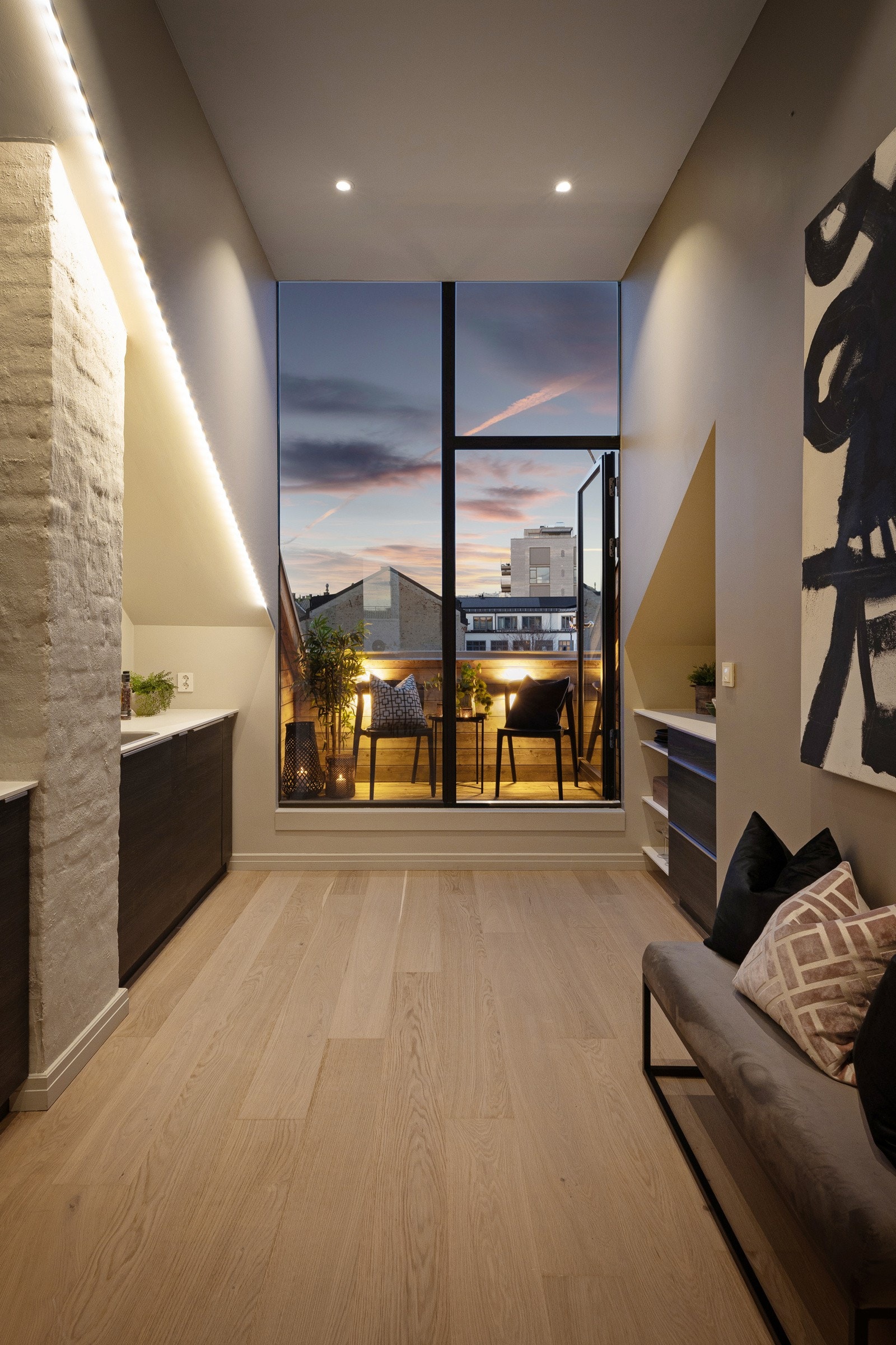 Lekker kjøkkeninnredning fra Kvik med stilrene mørke laminatfronter Galleribilde