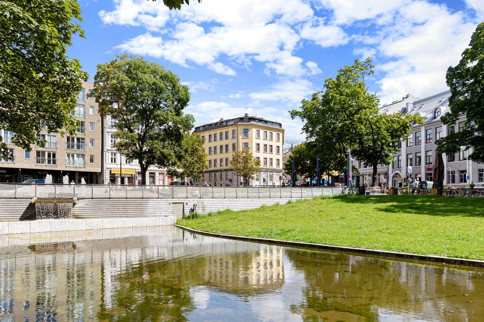 Kiellands plass om sommeren Galleribilde