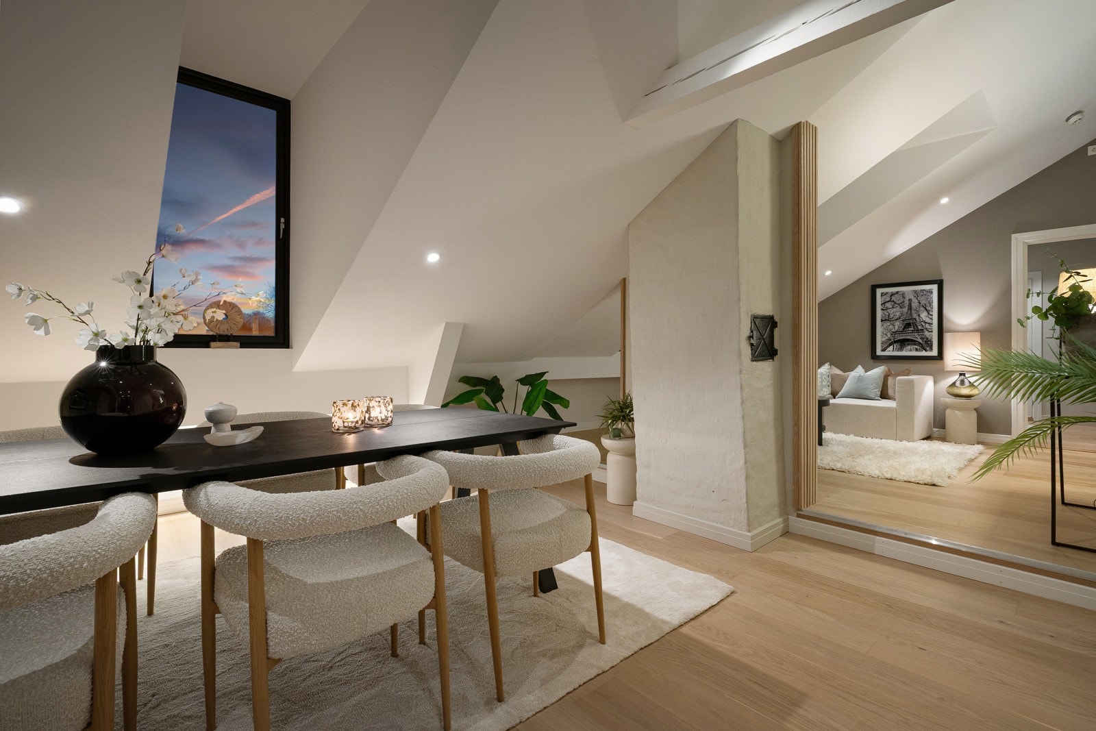 Rommet er utstyrt med enstavs eikeparkett og downlights i himlingen, og pipeløpet går gjennom stuen. Her er det altså mulighet for peis Galleribilde