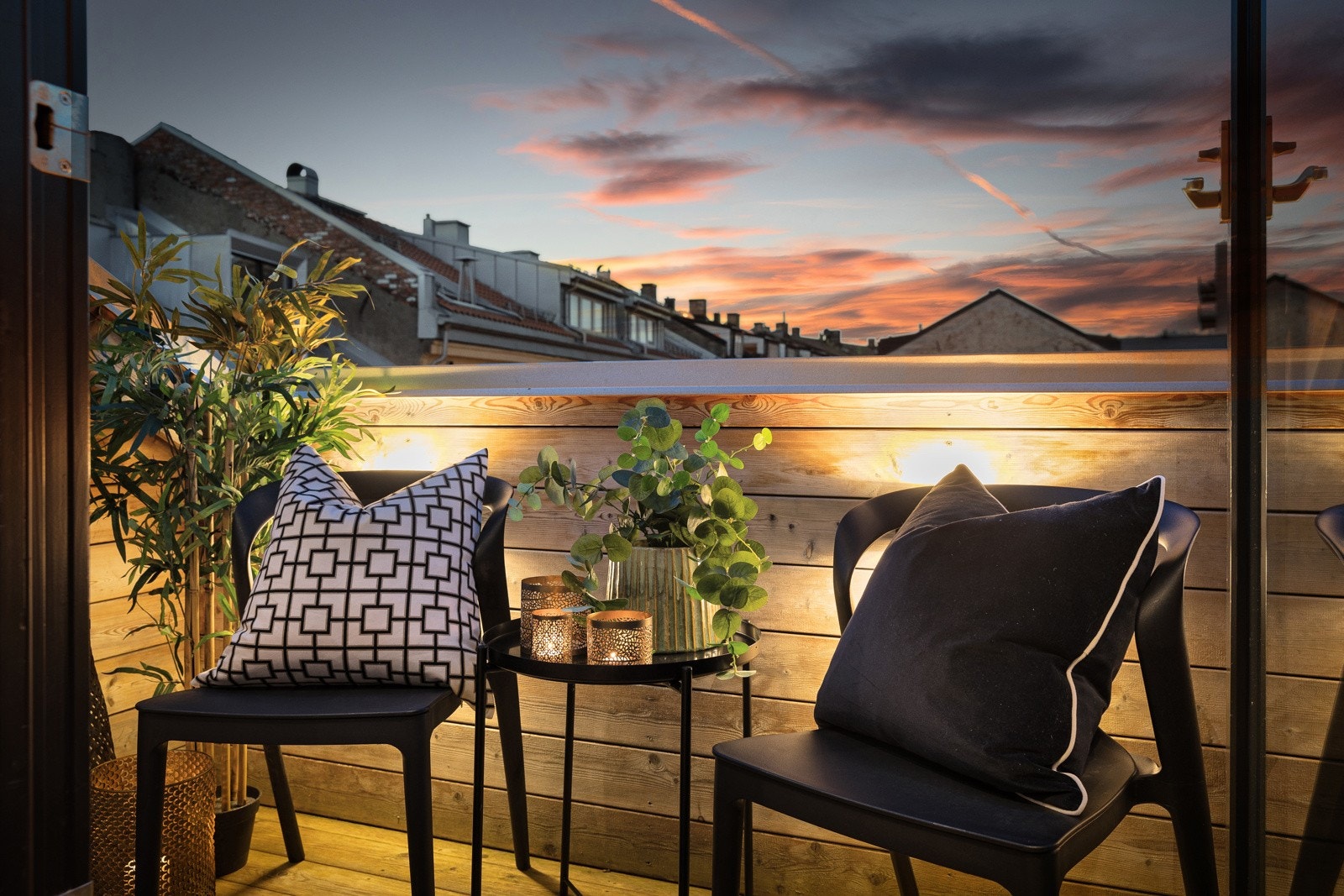 Fra kjøkkenet er det utgang til en solrik terrasse på ca. 2,8 kvm, utstyrt med både strømuttak og belysning. Her er det også en liten bod Galleribilde