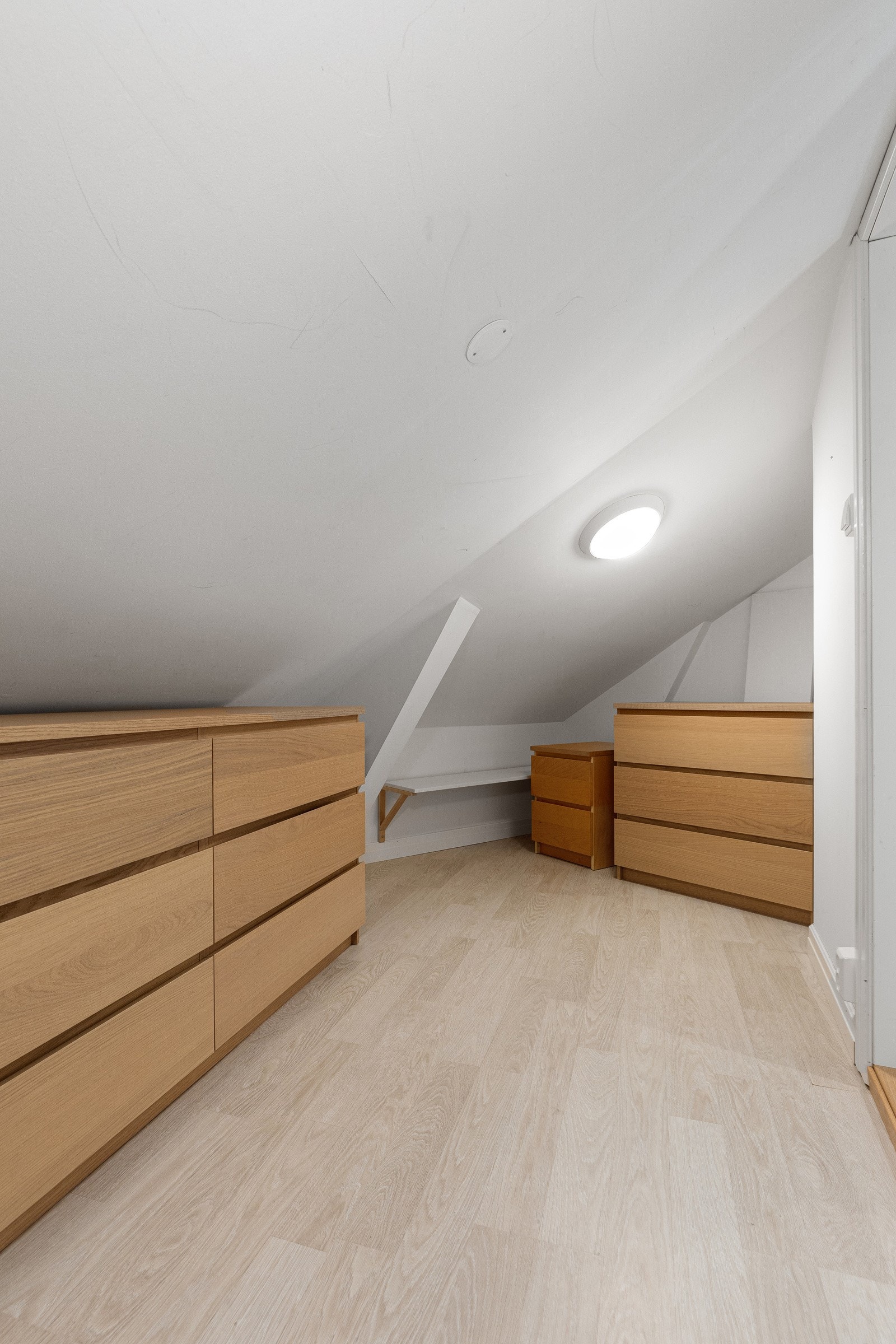 Innenfor badet er denne fine boden på ca 8kvm gulvareal, og det er en litt mindre men ganske tilsvarende bod innenfor bad/sov 2 Galleribilde