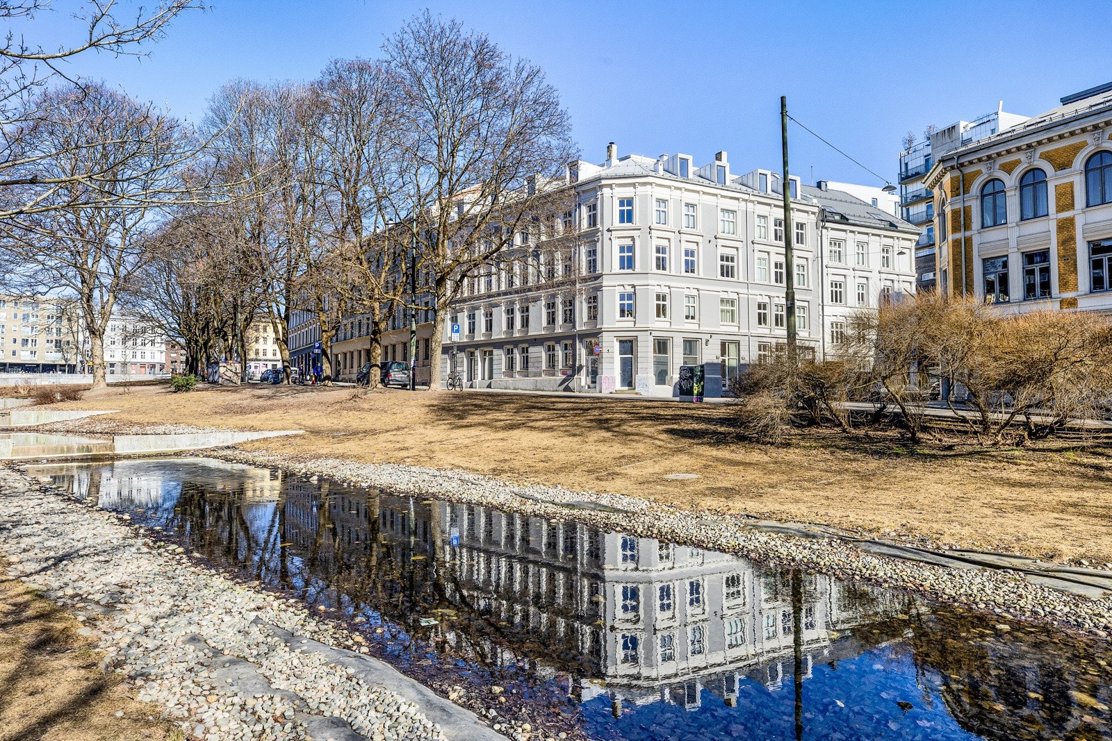 Leiligheten ligger ved Alexander Kiellands plass, like ved elvebredden mot Akerselva, omkranset av parkmessige arealer Galleribilde