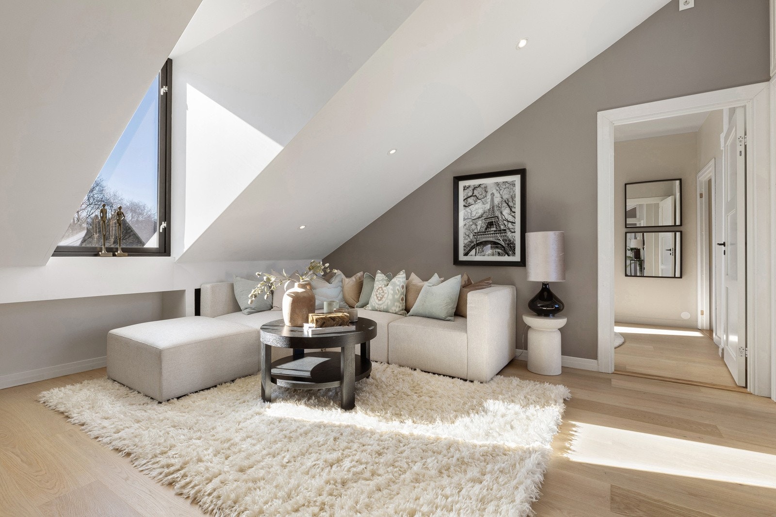 Det kommer mye sollys inn gjennom store vinduer. To av vinduene er byttet i år Galleribilde