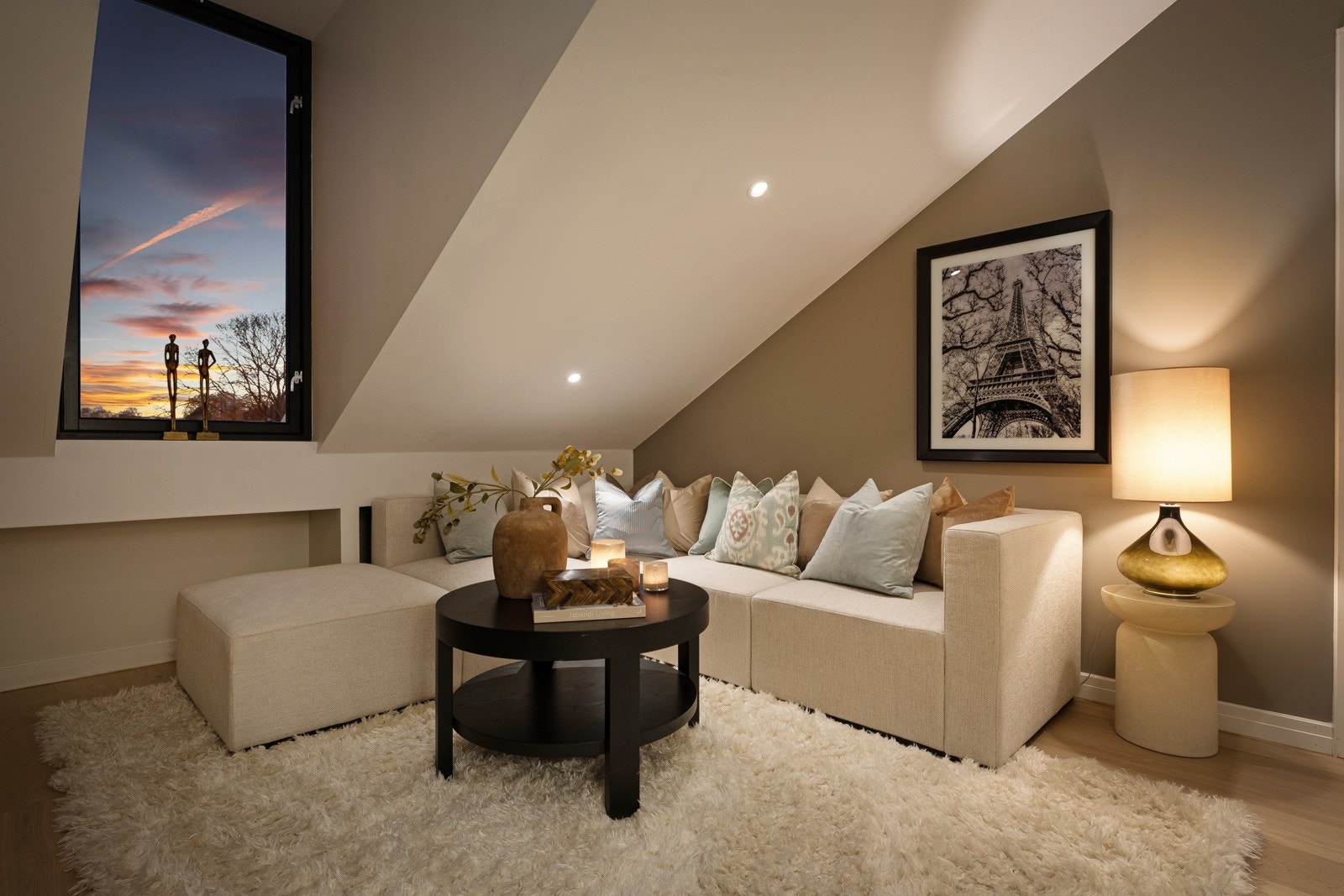 Det er også to LED striper som gir indirekte lys, på kjøkken og ved spisestue. Disse styres via Phillips Hue, hvor "hub" er bak tven Galleribilde