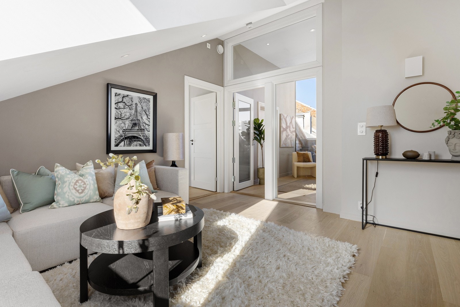 En stor glassdør, (brann og lyddør) skiller entre og stue. Eksklusiv bruksrett til entreen Galleribilde