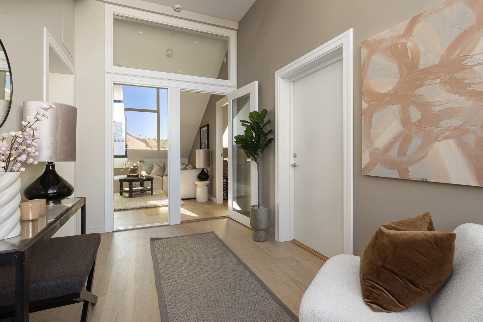 Stilfull og romslig entré som skaper et flott førsteinntrykk av leiligheten. Her har leiligheten eksklusiv bruksrett til dette arealet Galleribilde