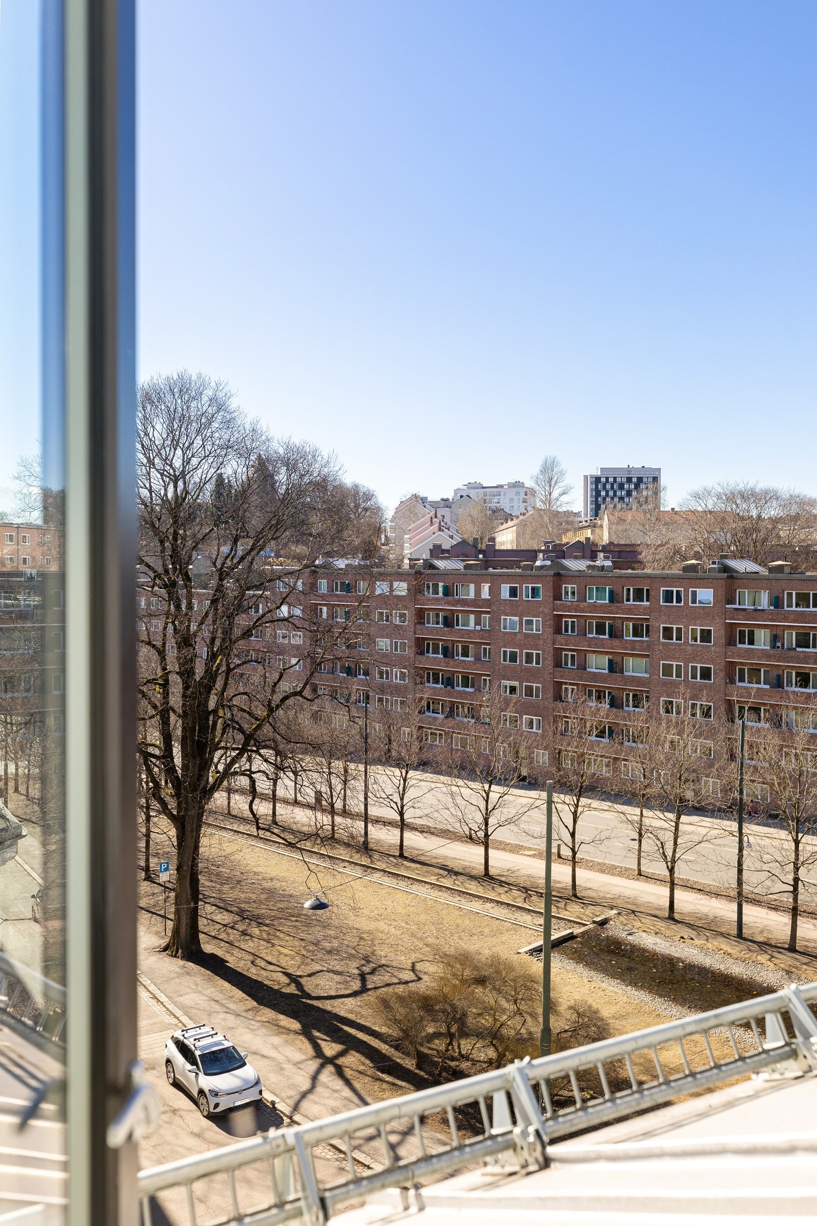 Utsyn utover nærområdet fra stuen Galleribilde