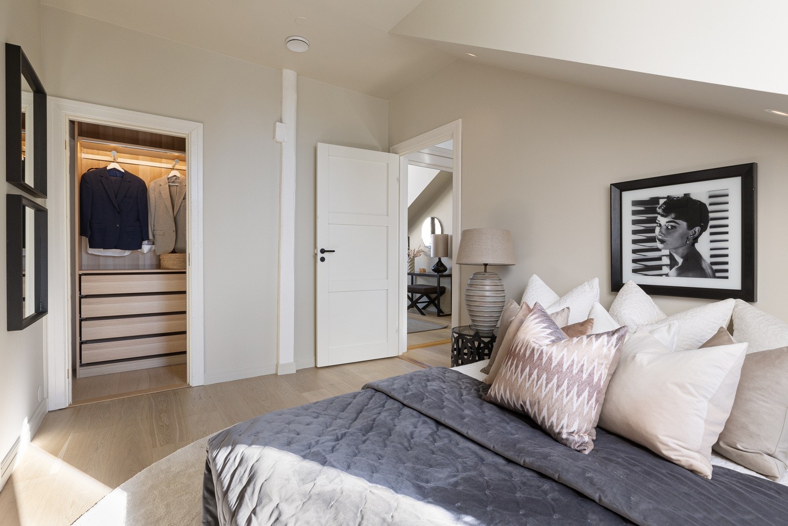 Beliggenheten i toppetasjen sikrer rolige og behagelige boforhold Galleribilde