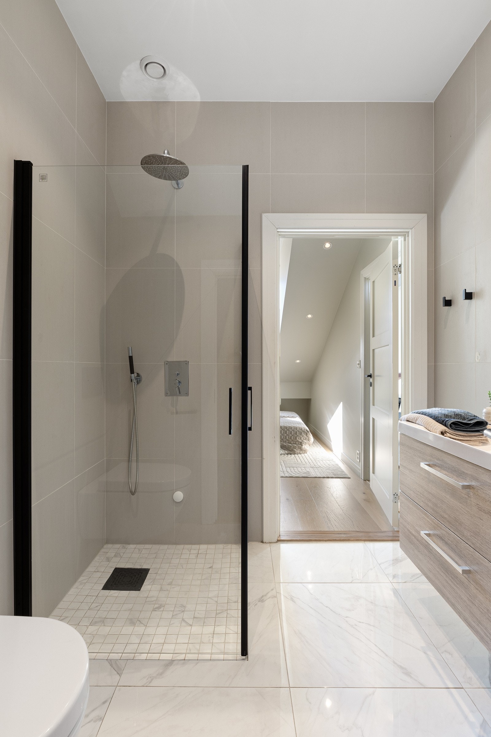 Begge badene har gulvvarme, opplegg for vaskemaskin og tørketrommel samt LED-belysning i himlingen Galleribilde