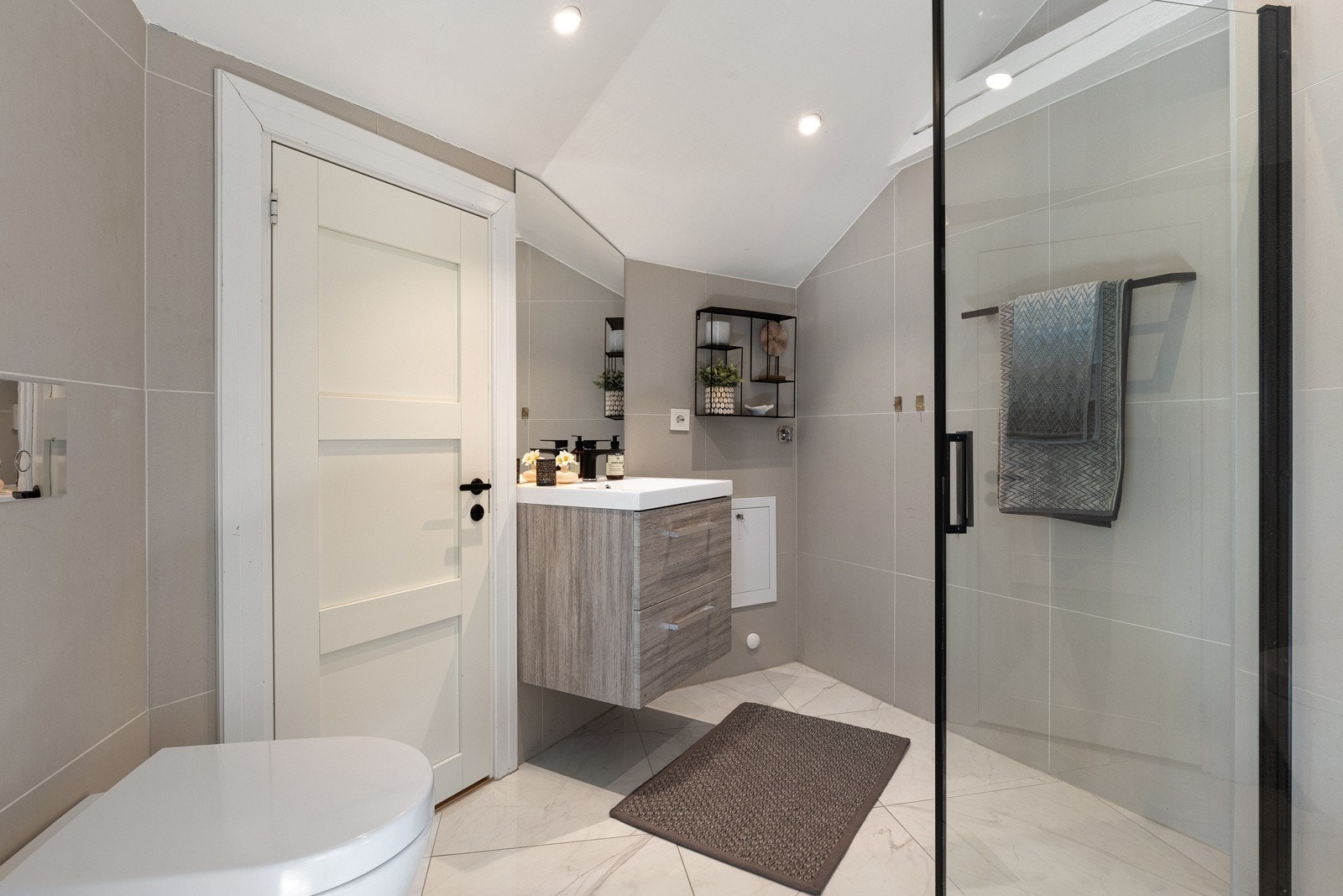 Leiligheten har to moderne og delikate bad. Dette ved hovedsoverommet Galleribilde