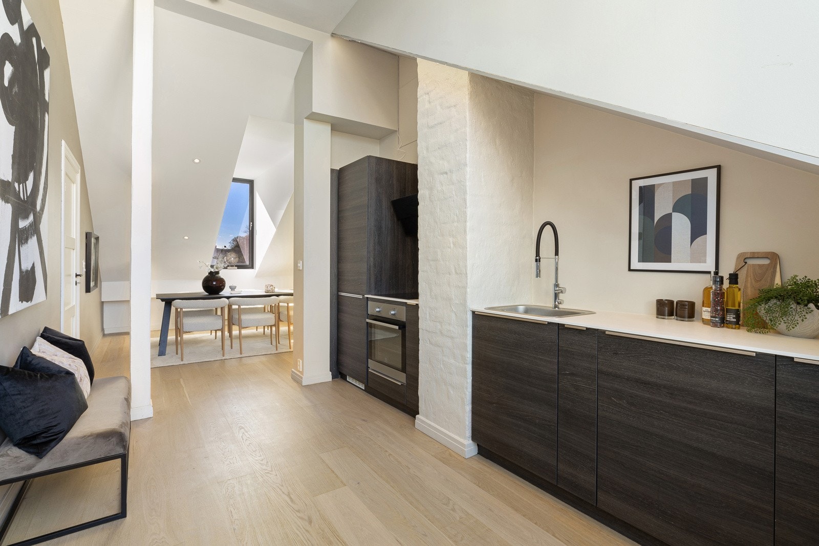 Her kan en også sette opp et vitrineskap for ekstra skap- og evt. benkeplass Galleribilde