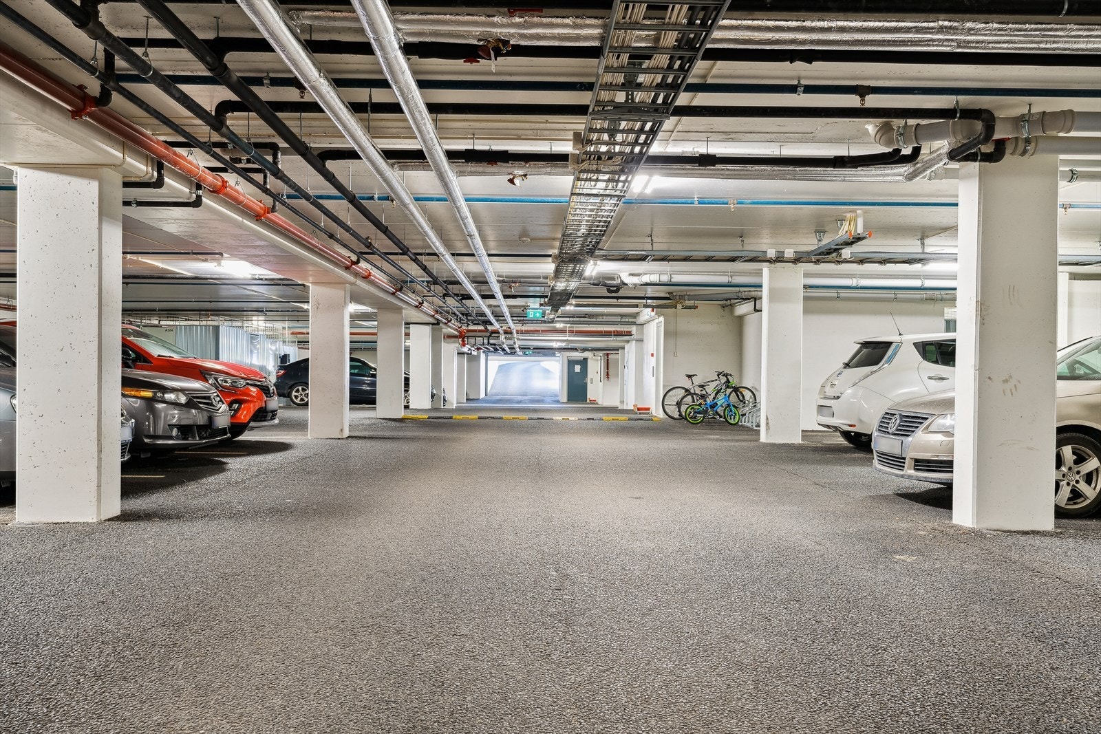 Leiligheten har fast parkeringsplass og bod i lukket garasjeanlegg. Galleribilde