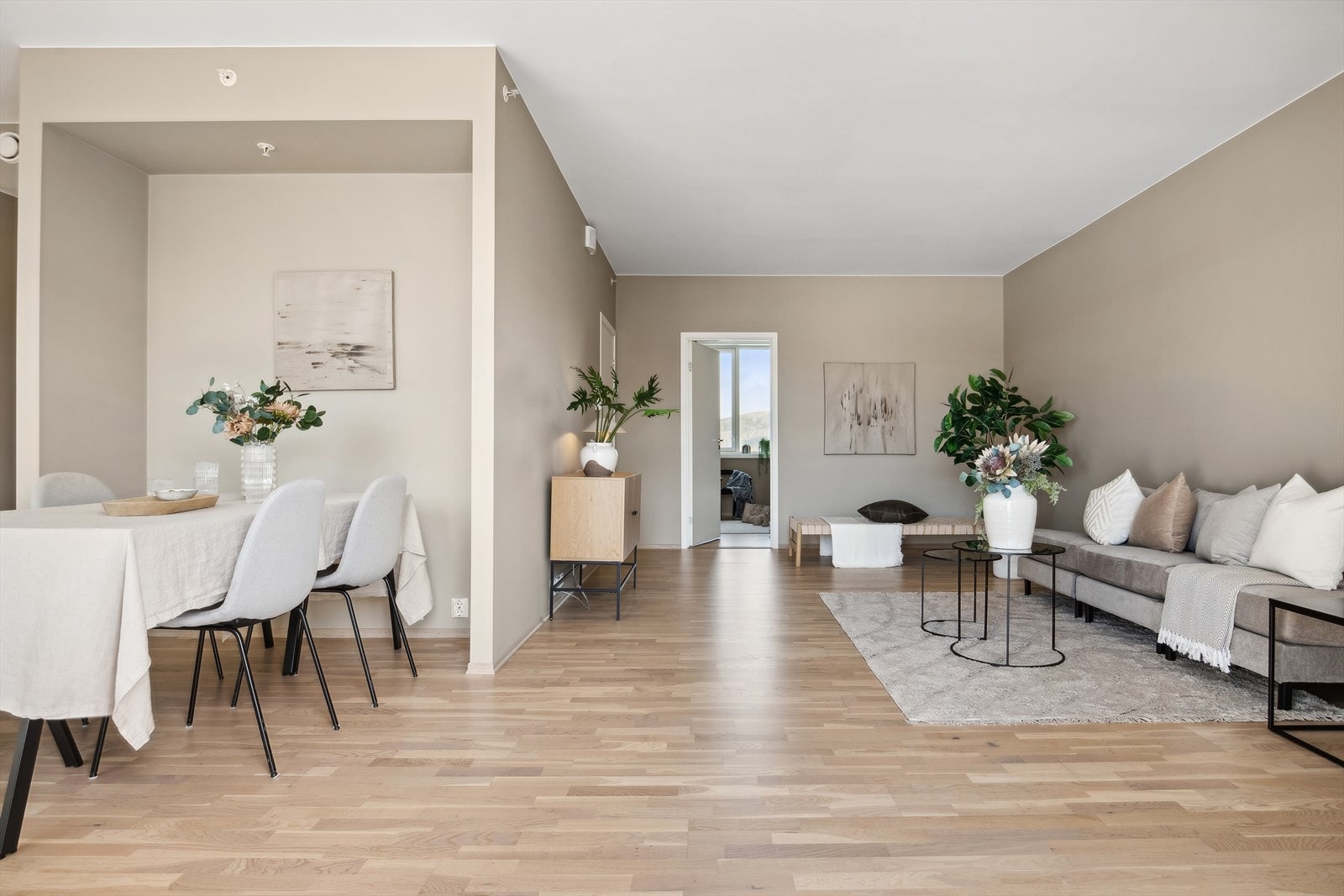 DNB Eiendom har gleden av å presentere Austtunsletta 81 - En lys og lettstelt leilighet i øverste etasje med god planløsning. Galleribilde
