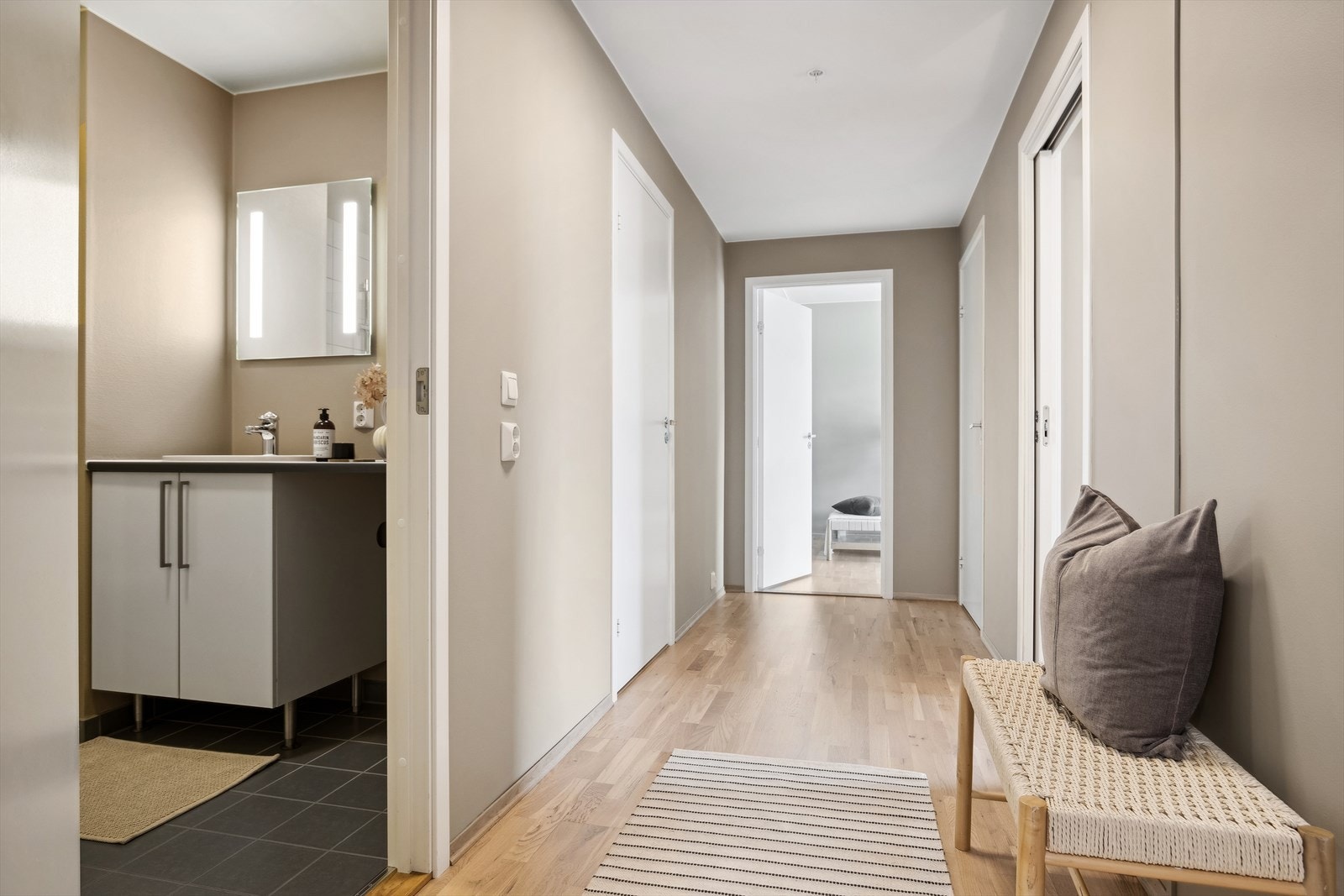 Gangen er av god størrelse med plass til å henge fra seg både yttertøy og sko. Galleribilde