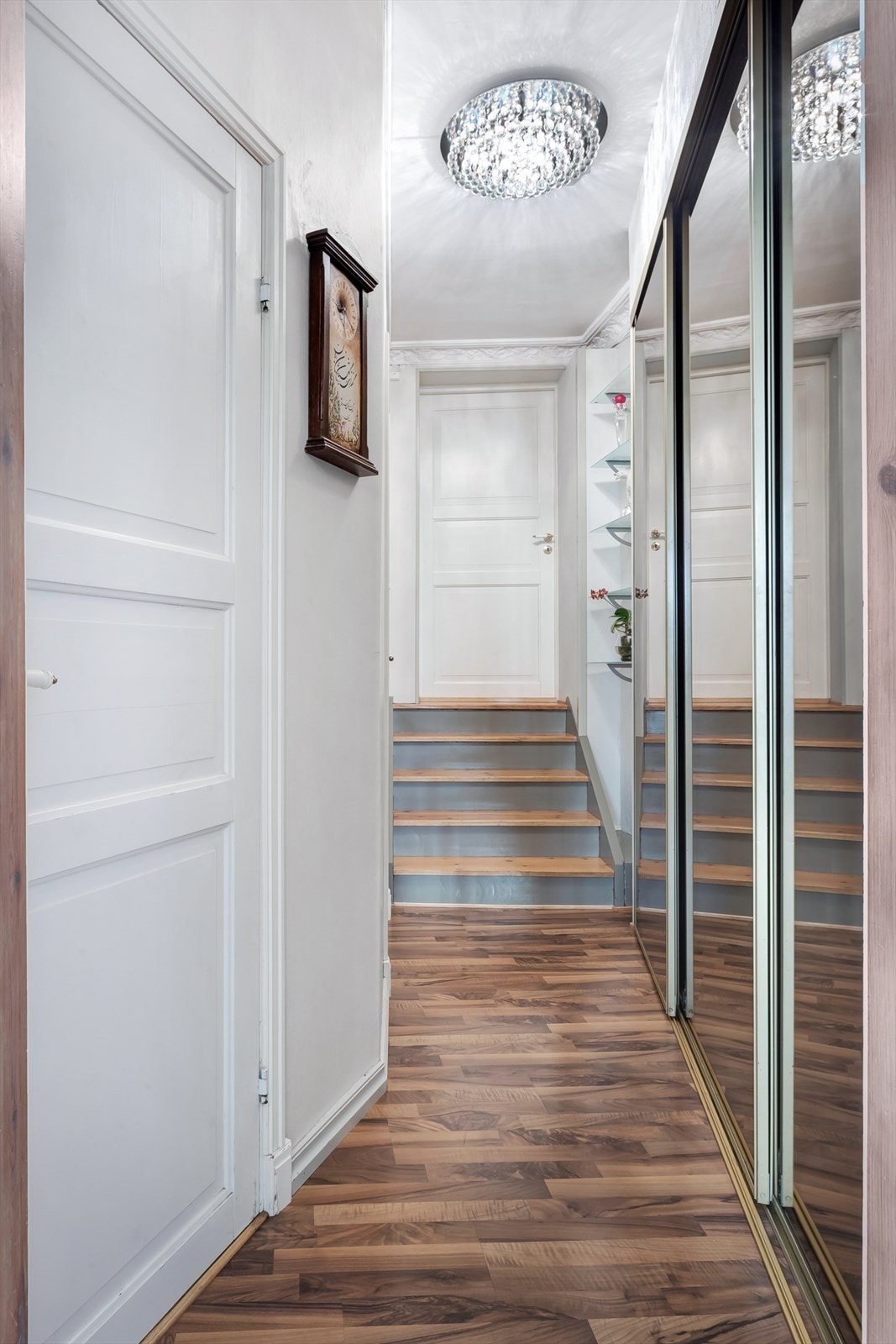 Praktisk skyvedørsgarderobe i gang Galleribilde