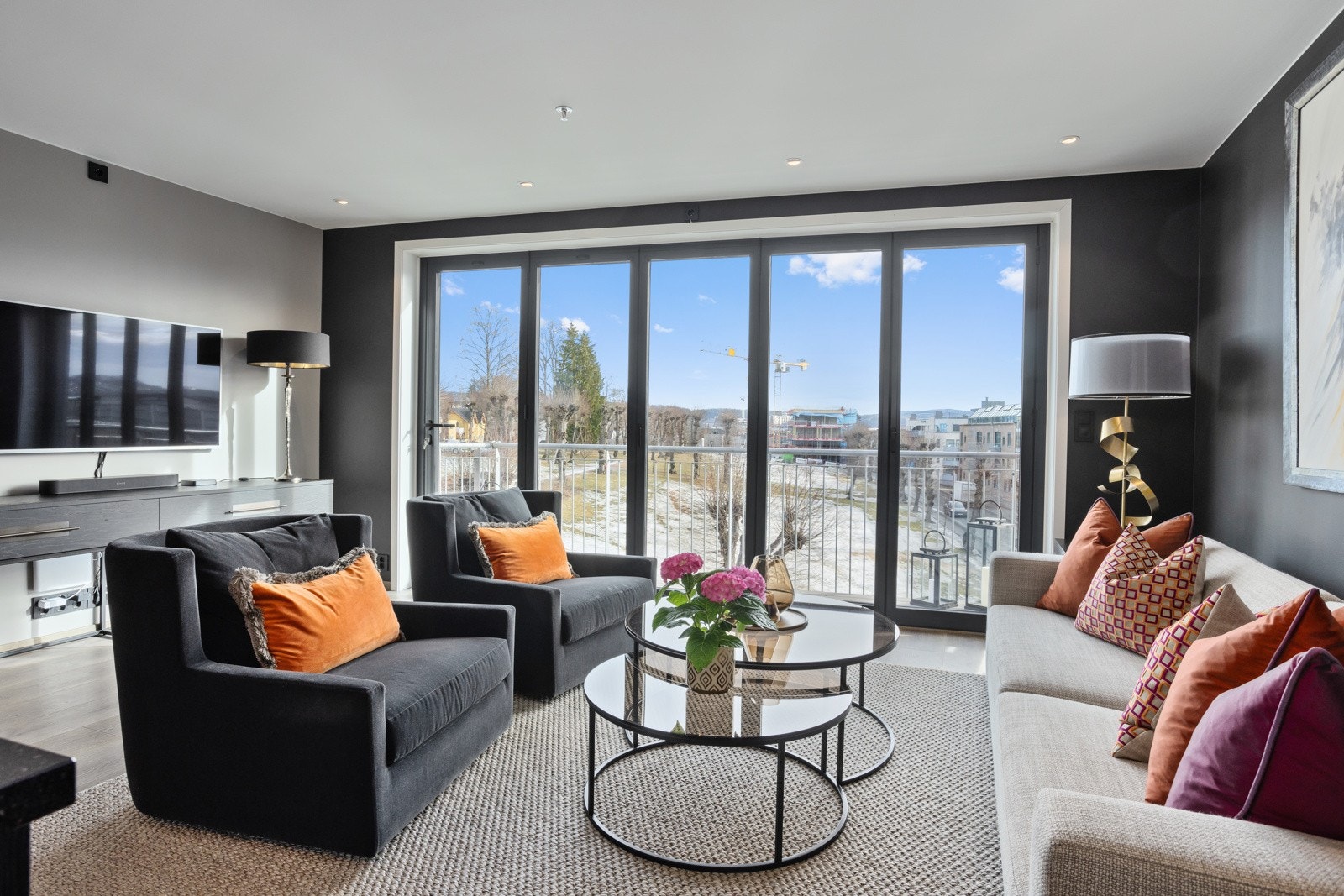 Elegant stue med downlights og eksklusive takhøye foldedører som kan foldes helt tilbake Galleribilde