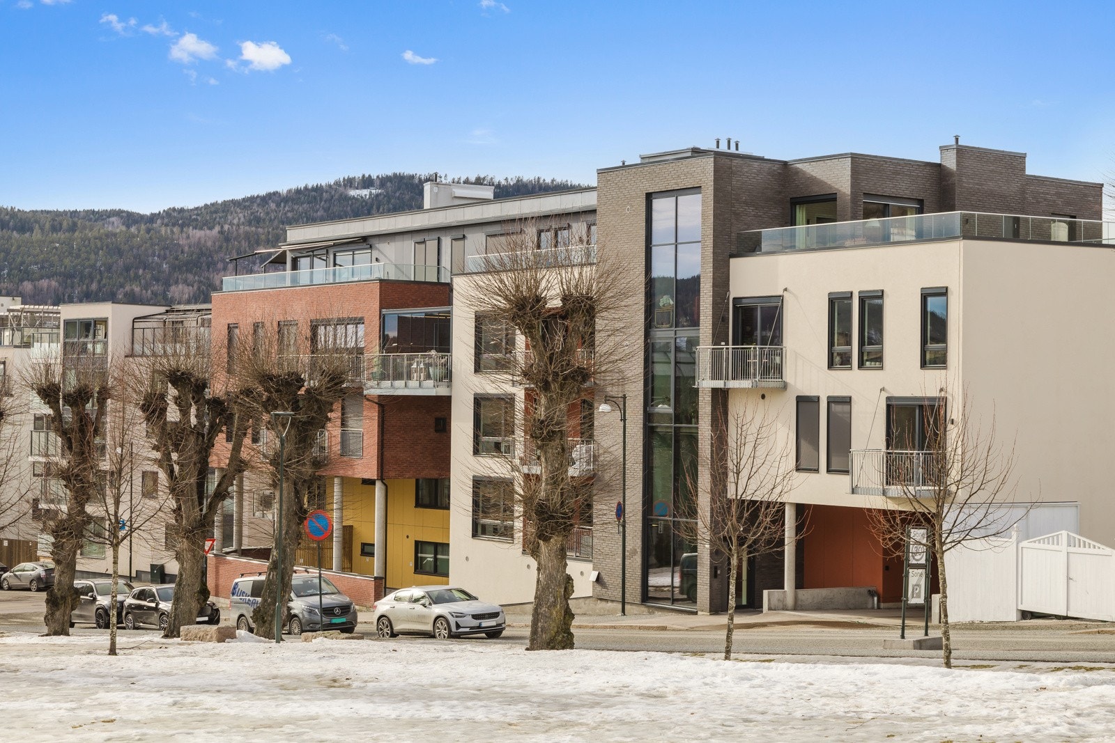 Moderne boligbygg med tilbaketrukket toppetasje Galleribilde