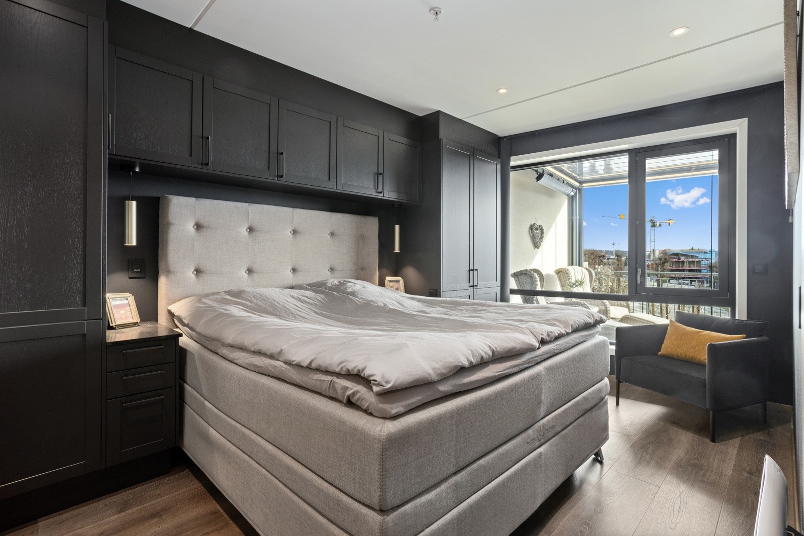 Masterbedroom med adkomst til bad - Sigdal Square garderobe i farge dempet sort Galleribilde