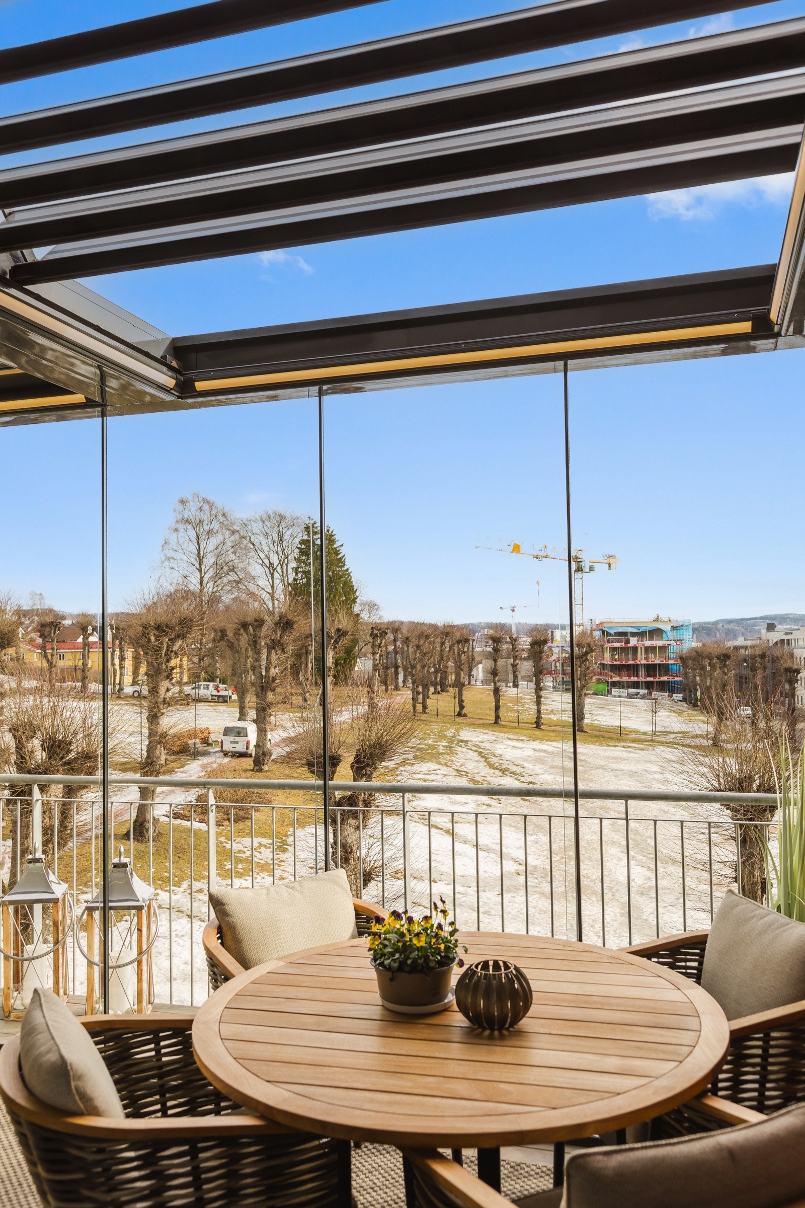 Bildet viser når det elektriske Sky Roof taket er trukket seg delvis tilbake Galleribilde