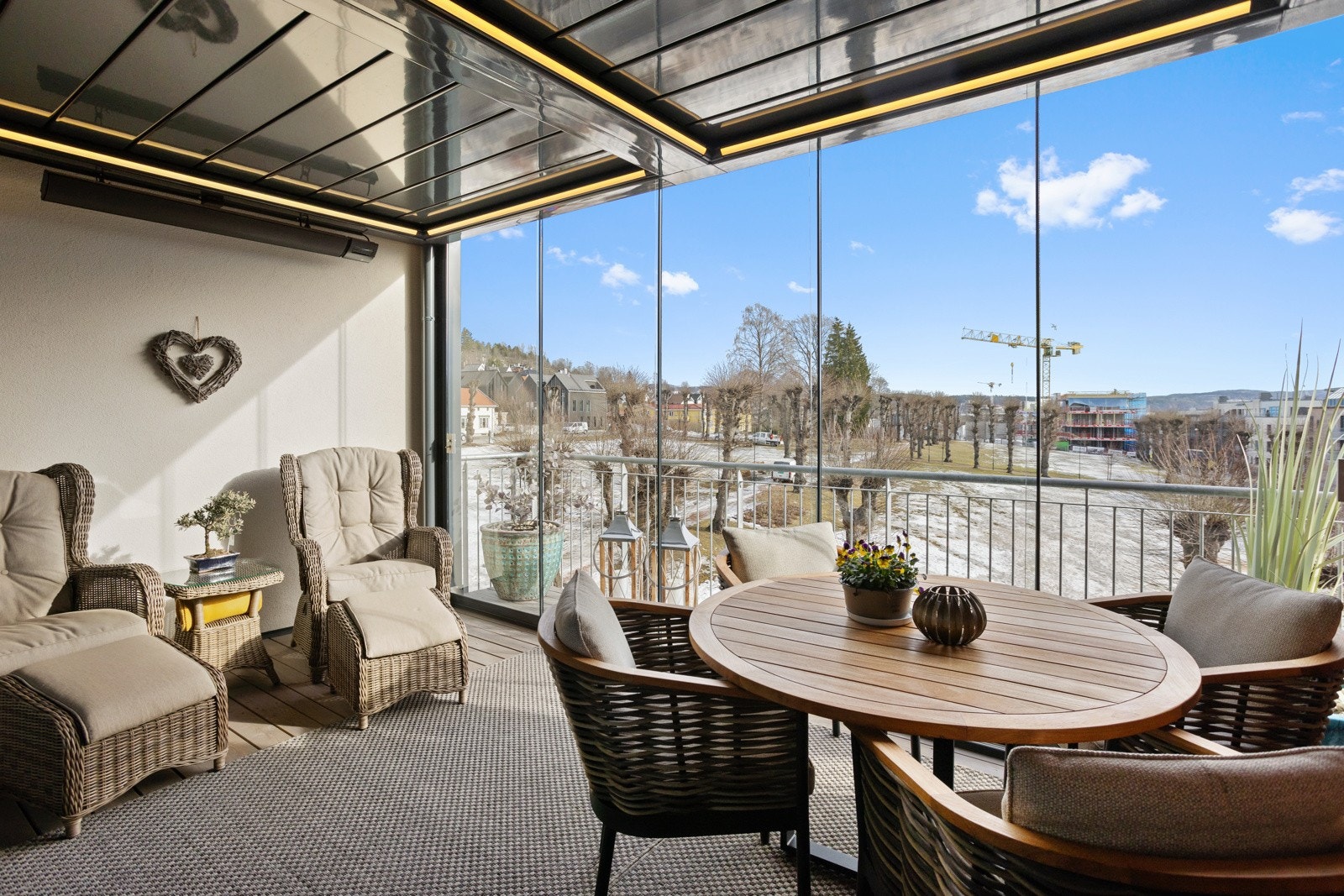 Stor (16 kvm) innglasset balkong utenfor spisestuen blir en ekstra "stue" | varmelist i taket med 5000 watt | Sky-roof er isolert Galleribilde