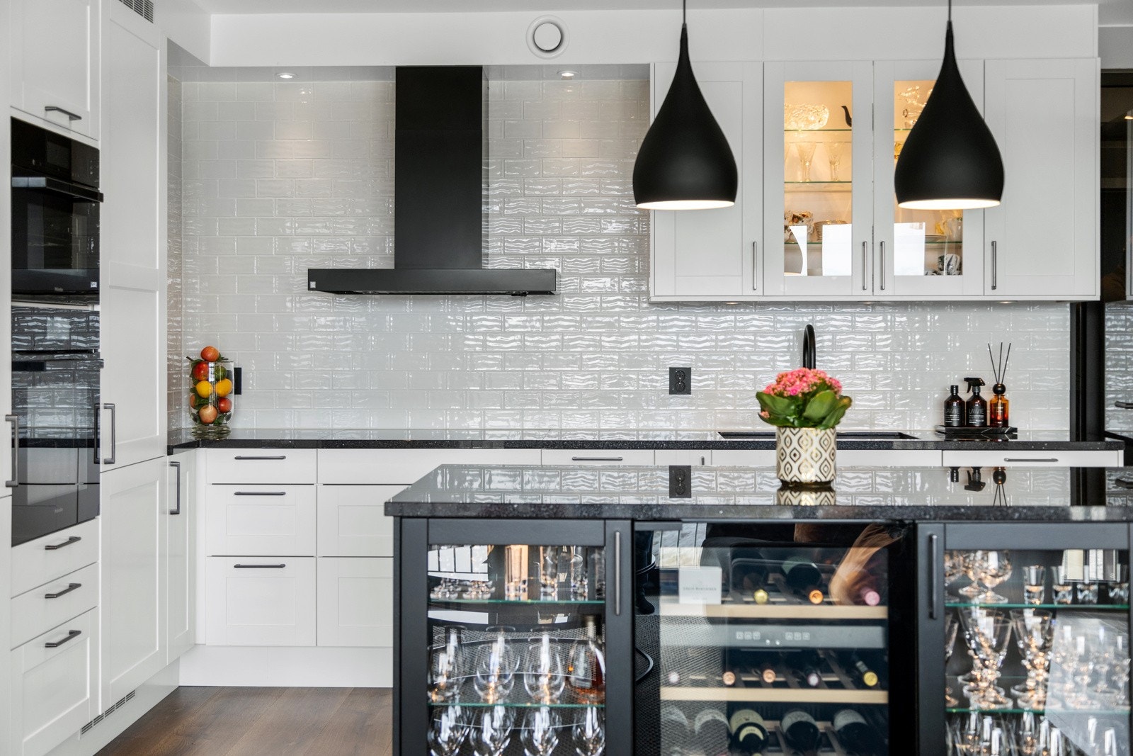 Sigdal Square Lakriz kjøkken med eksklusive detaljer og høystandard Miele/Gaggenau hvitevarer med gjennomtenkte påkostede løsning Galleribilde