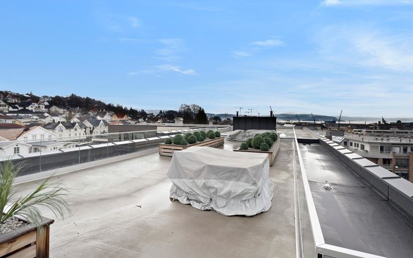 Felles takterrasse med eksklusivt møblement Galleribilde