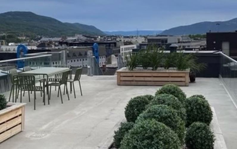 Felles takterrasse med eksklusivt møblement Galleribilde