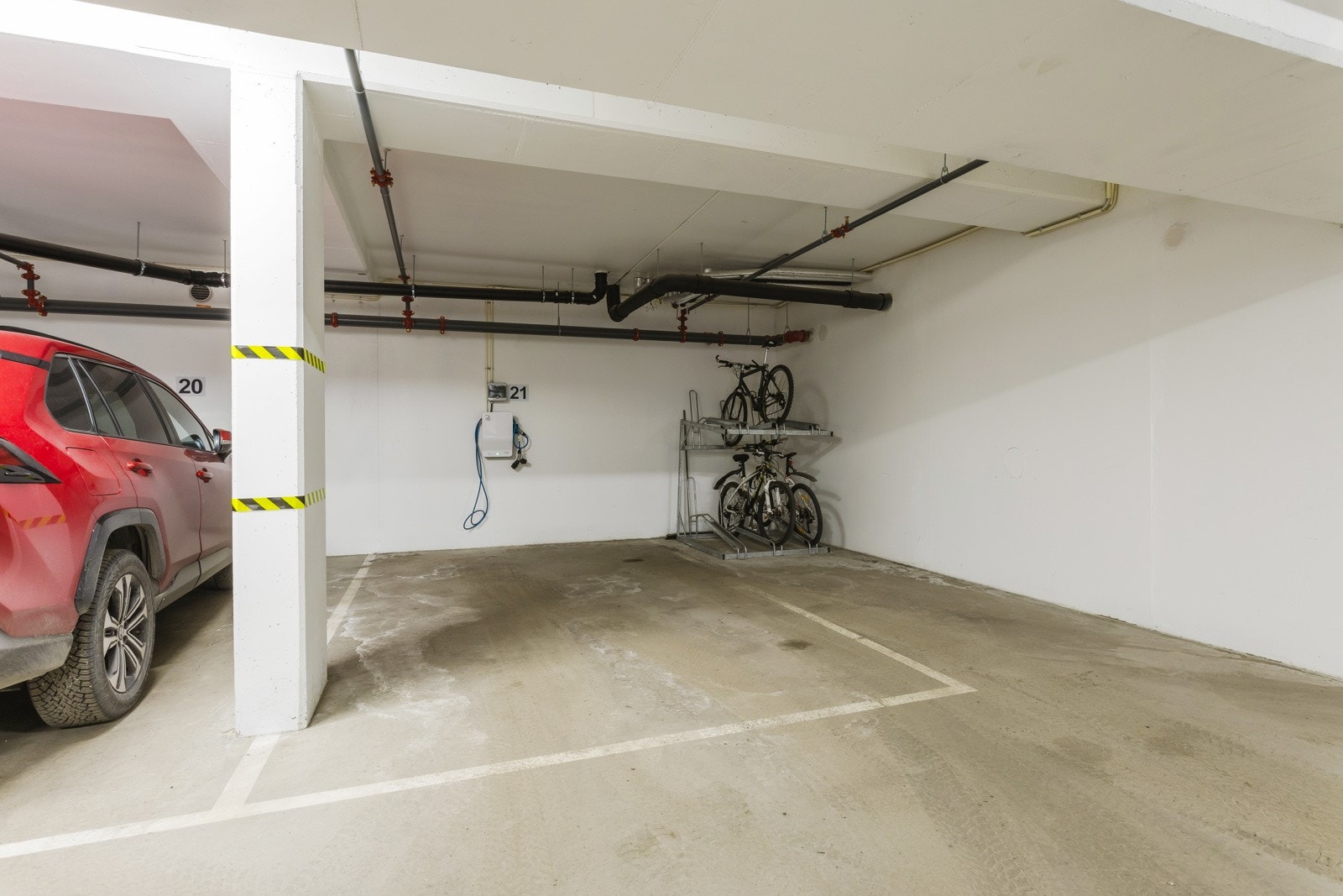 Garasjeplass er inkludert i prisen - elbillader er montert - uttak for strøm med egen måler - heisen tar deg fra garasjen og til leilighetsplanet - sportsbod på 9 kvm. med takhøyde på 2,83 meter Galleribilde