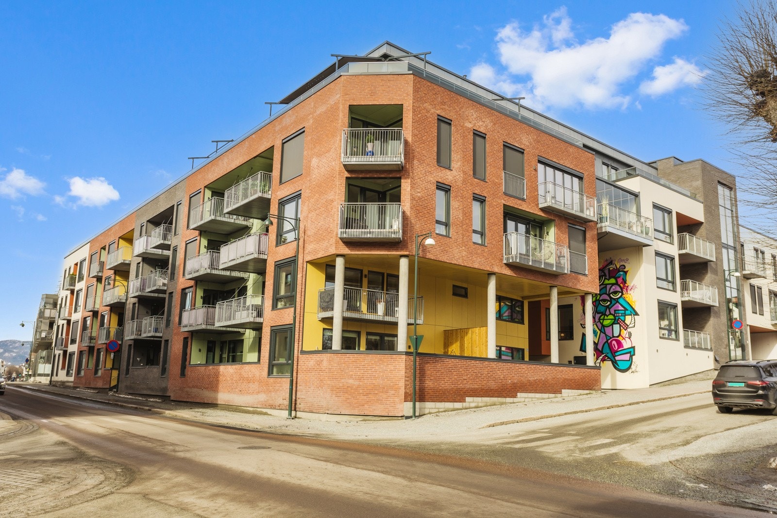 Nyere moderne boligbygg ved Bragernes sentrum oppført i betong forblendet med tegl | heis og garasje i bygget Galleribilde