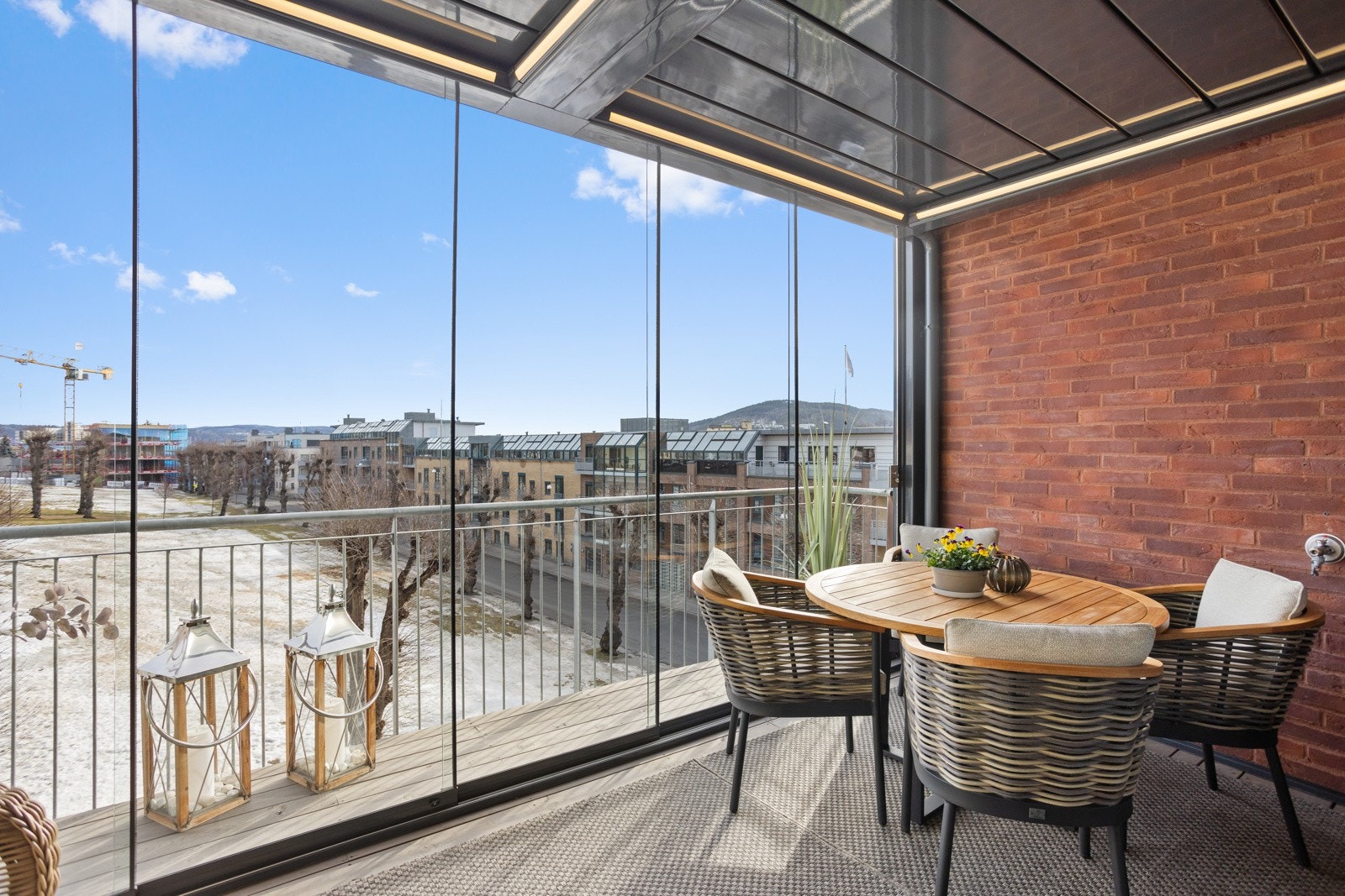 Den innglassede balkongen blir en ekstra stue Galleribilde